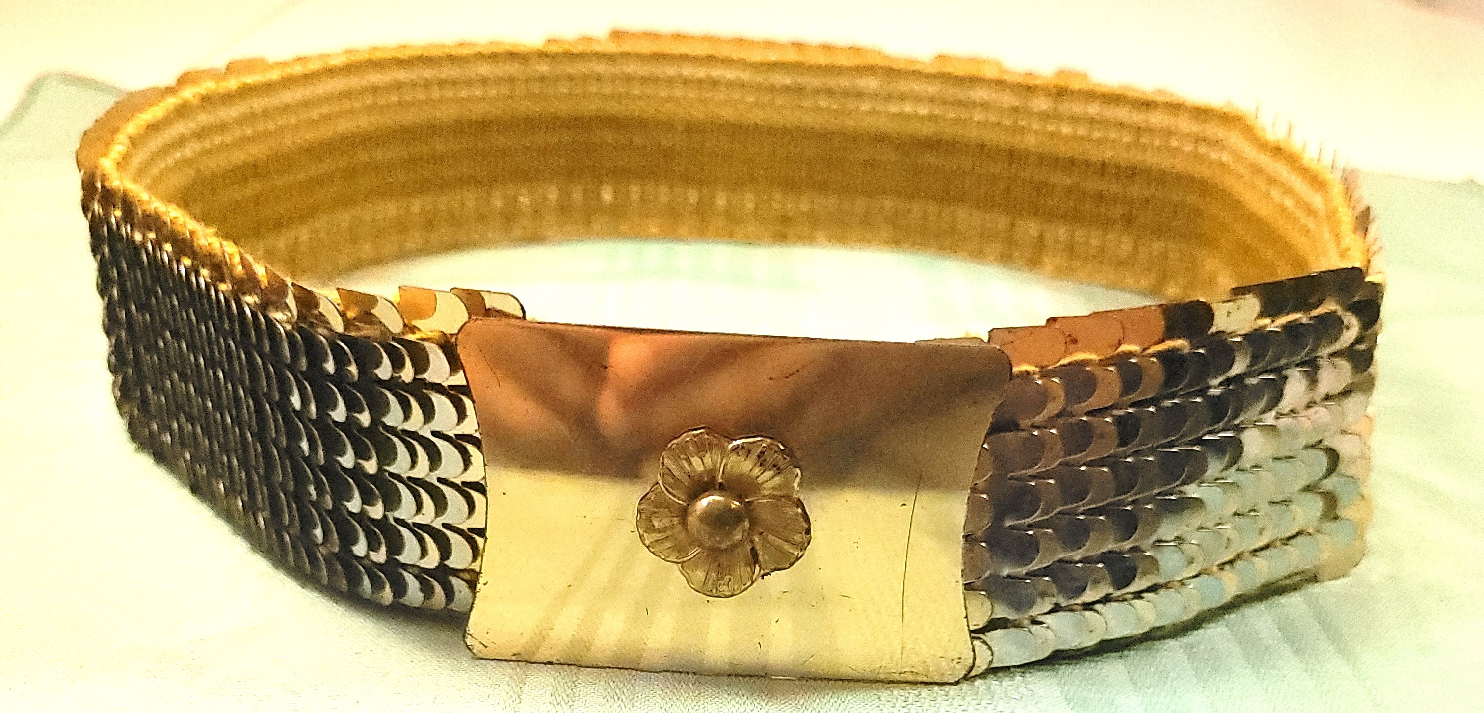 Circa 1980s Gold Tone Fish Scale Stretch Belt Flower Buckle 28"
