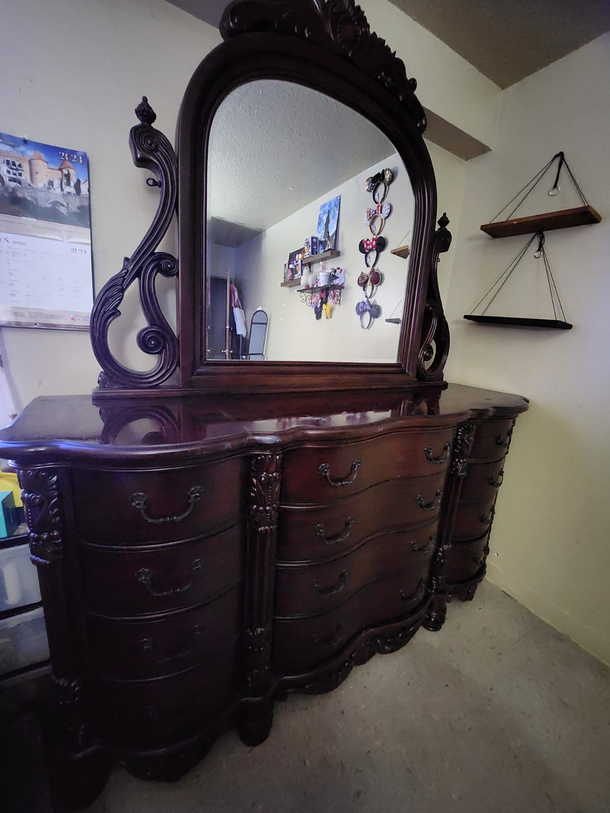 Solid Wood Construction Dresser & Mirror. - photo 4
