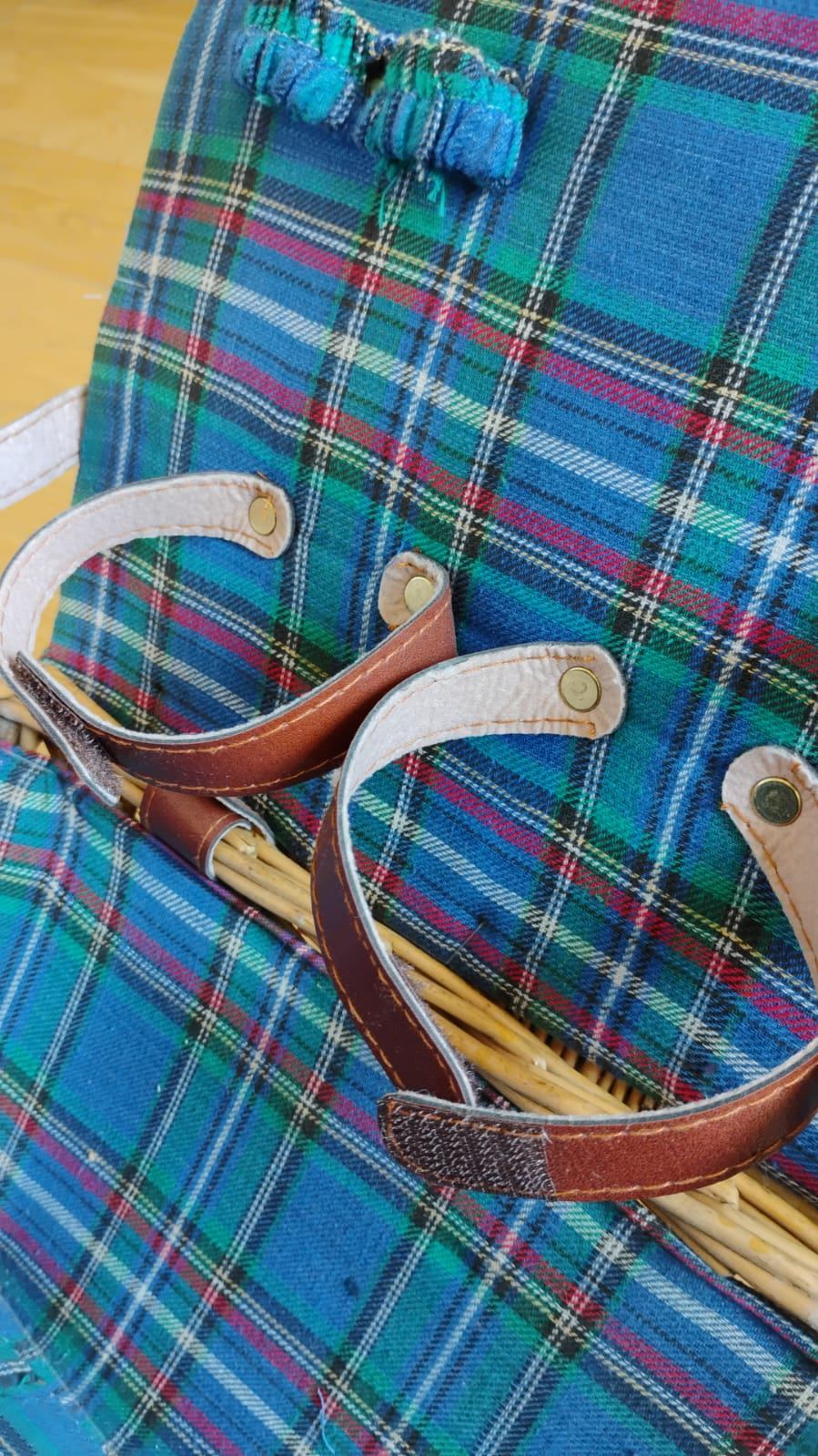 Wicker Picnic Basket with Plaid Lining - photo 4