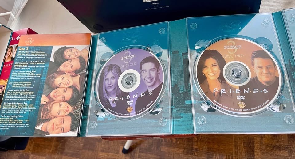 Friends: The Complete Series – Limited Edition Wooden Case - photo 3