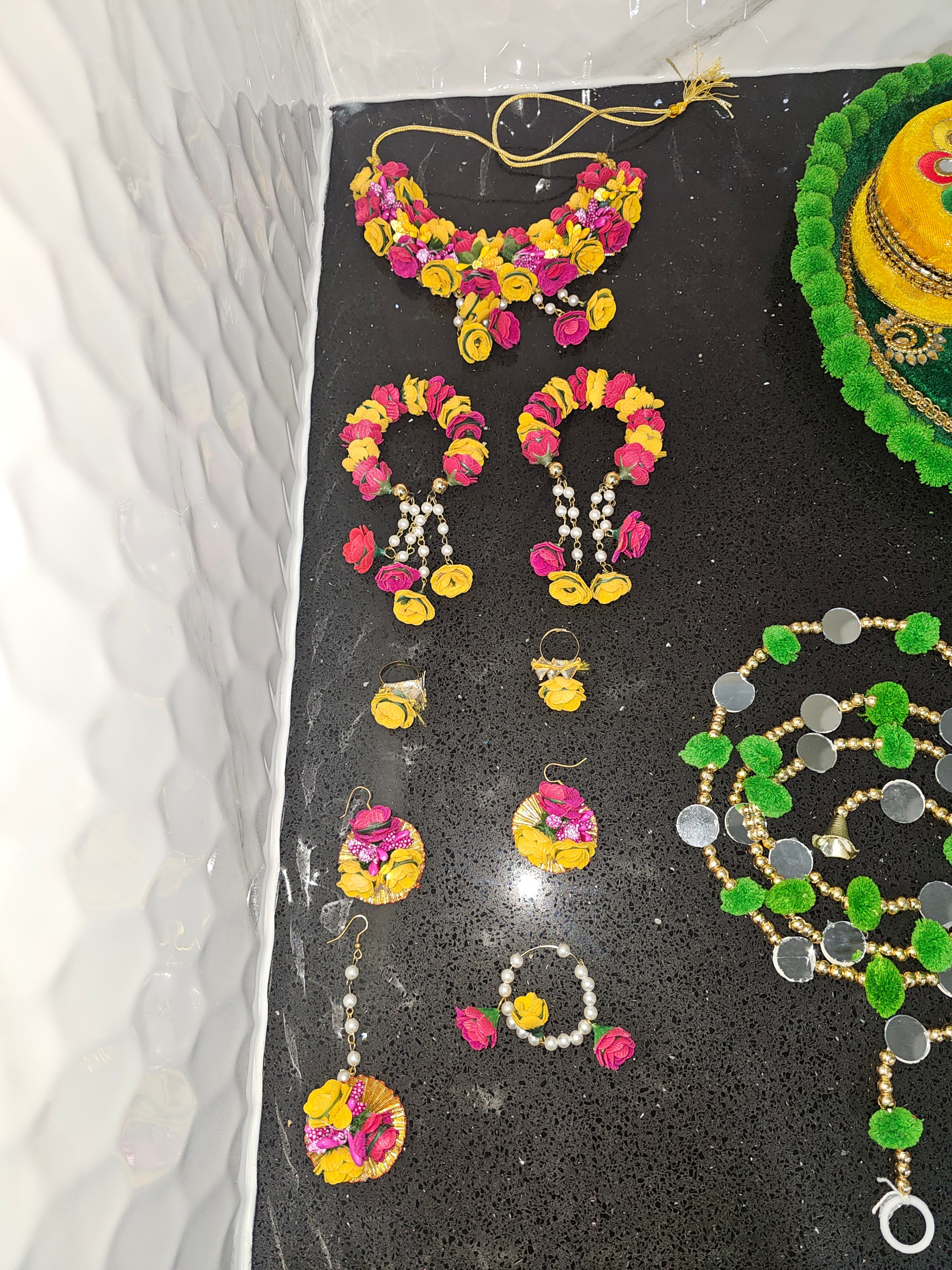 Indian Wedding Decorative Set with Flowers and Jewelry - photo 3