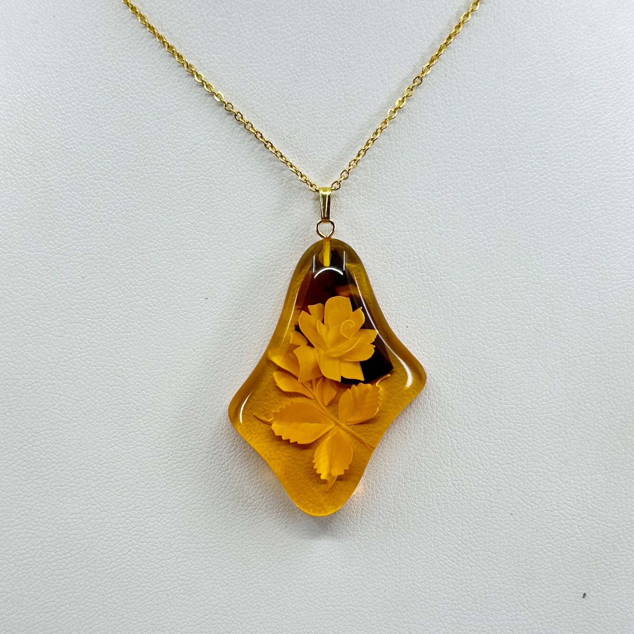 Gold tone reverse carved rose baltic amber pendant necklace - photo 2
