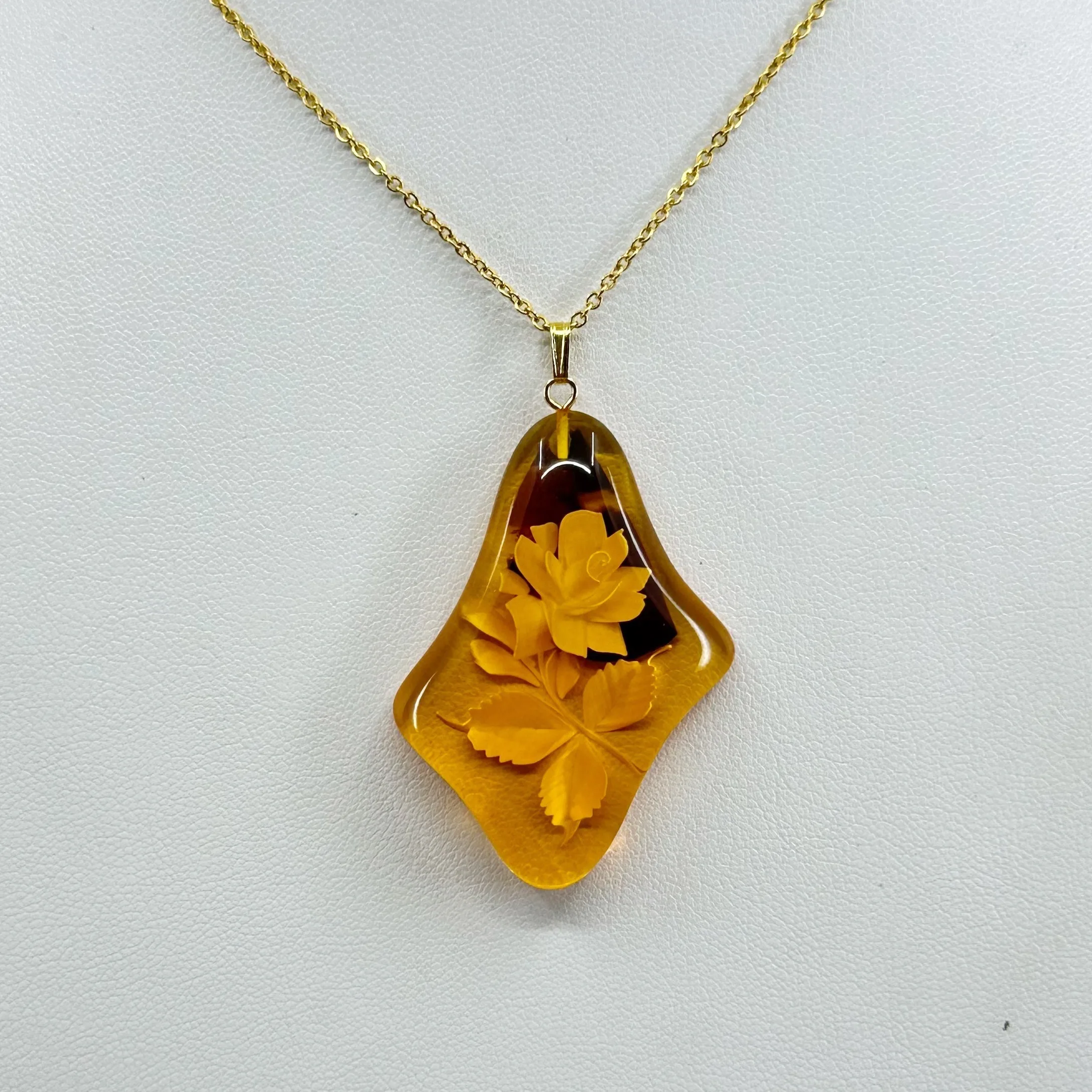 Gold tone reverse carved rose baltic amber pendant necklace - photo 2