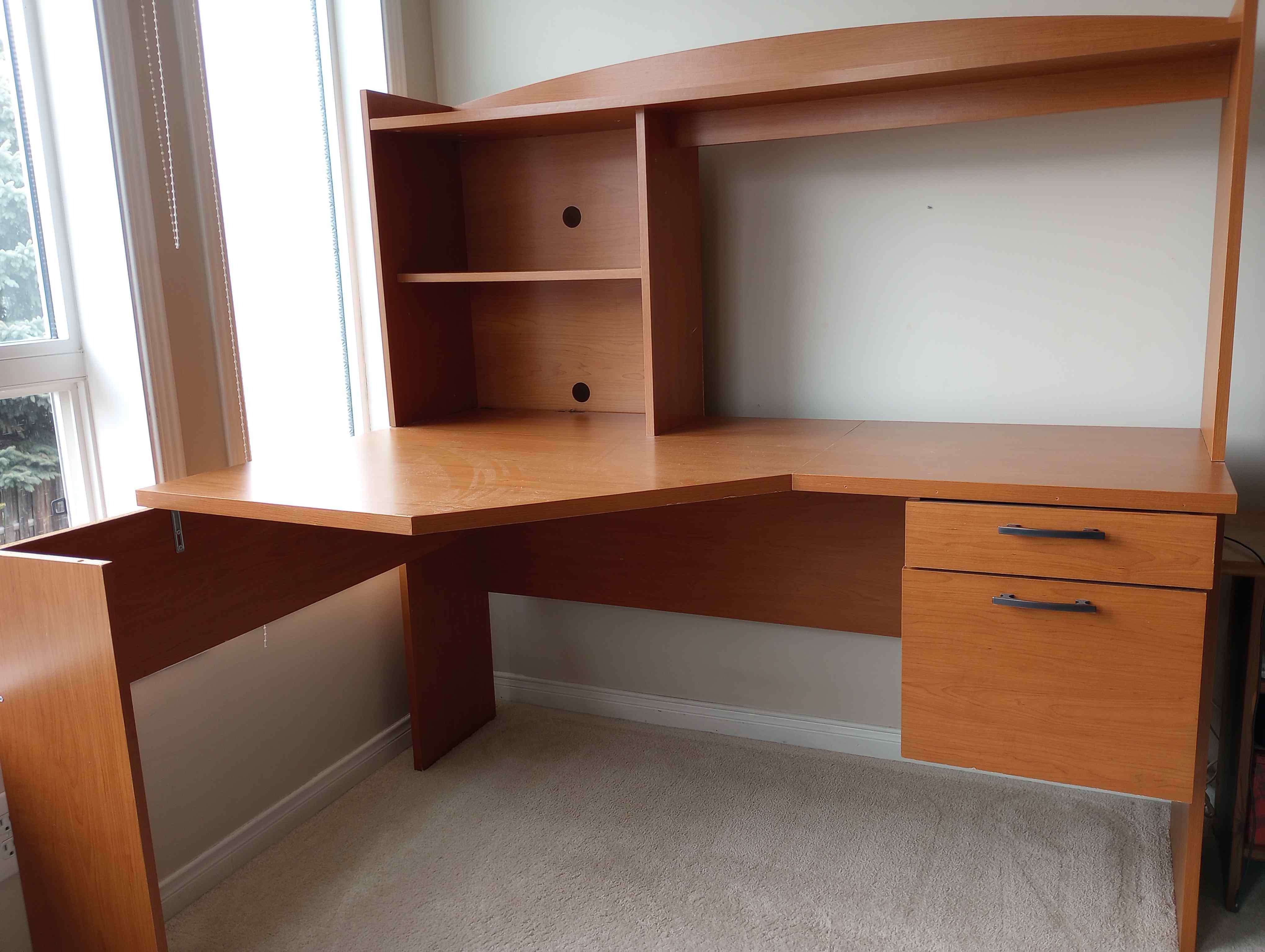 Desk - photo 2