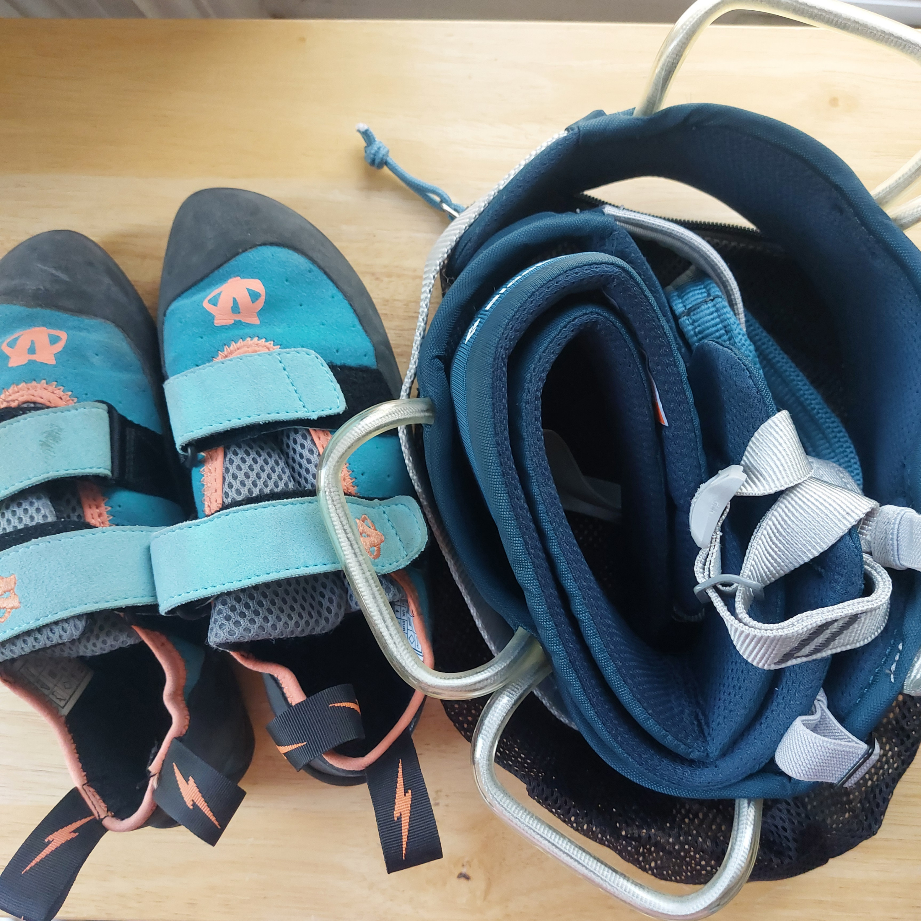 Bundle climbing shoes women (Size 6.5) and harness (size S)
