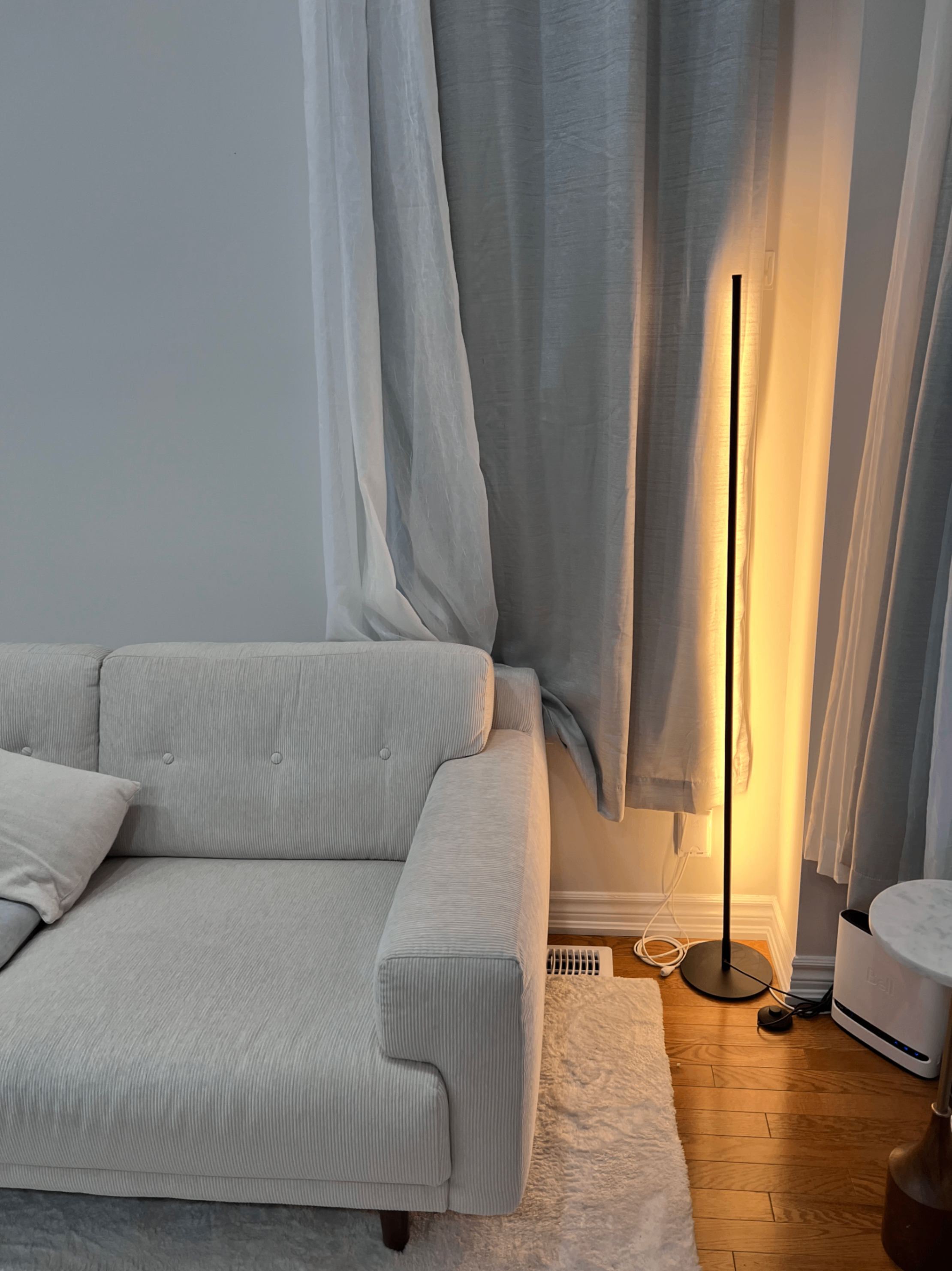 Minimalist LED Corner Floor Lamp – Dimmable & Color Changing