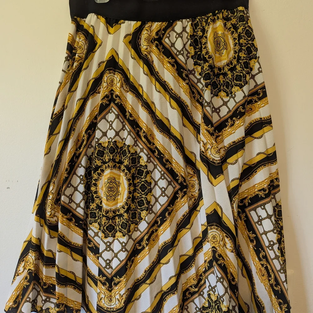 Metrowear Pleated Skirt - Size L - photo 4