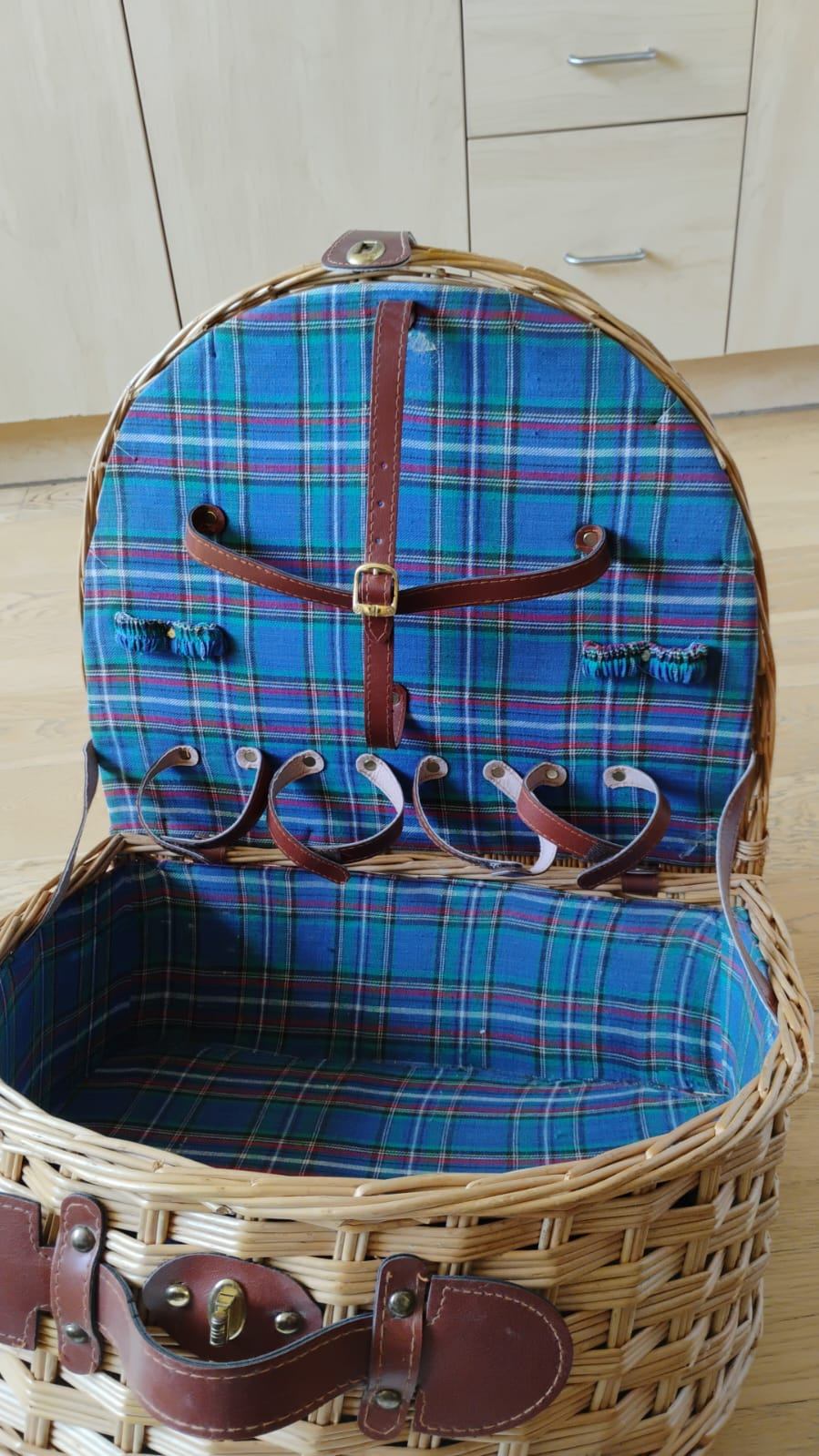 Wicker Picnic Basket with Plaid Lining - photo 2
