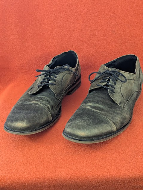 Mens size 10M laced shoes - distressed brown suede