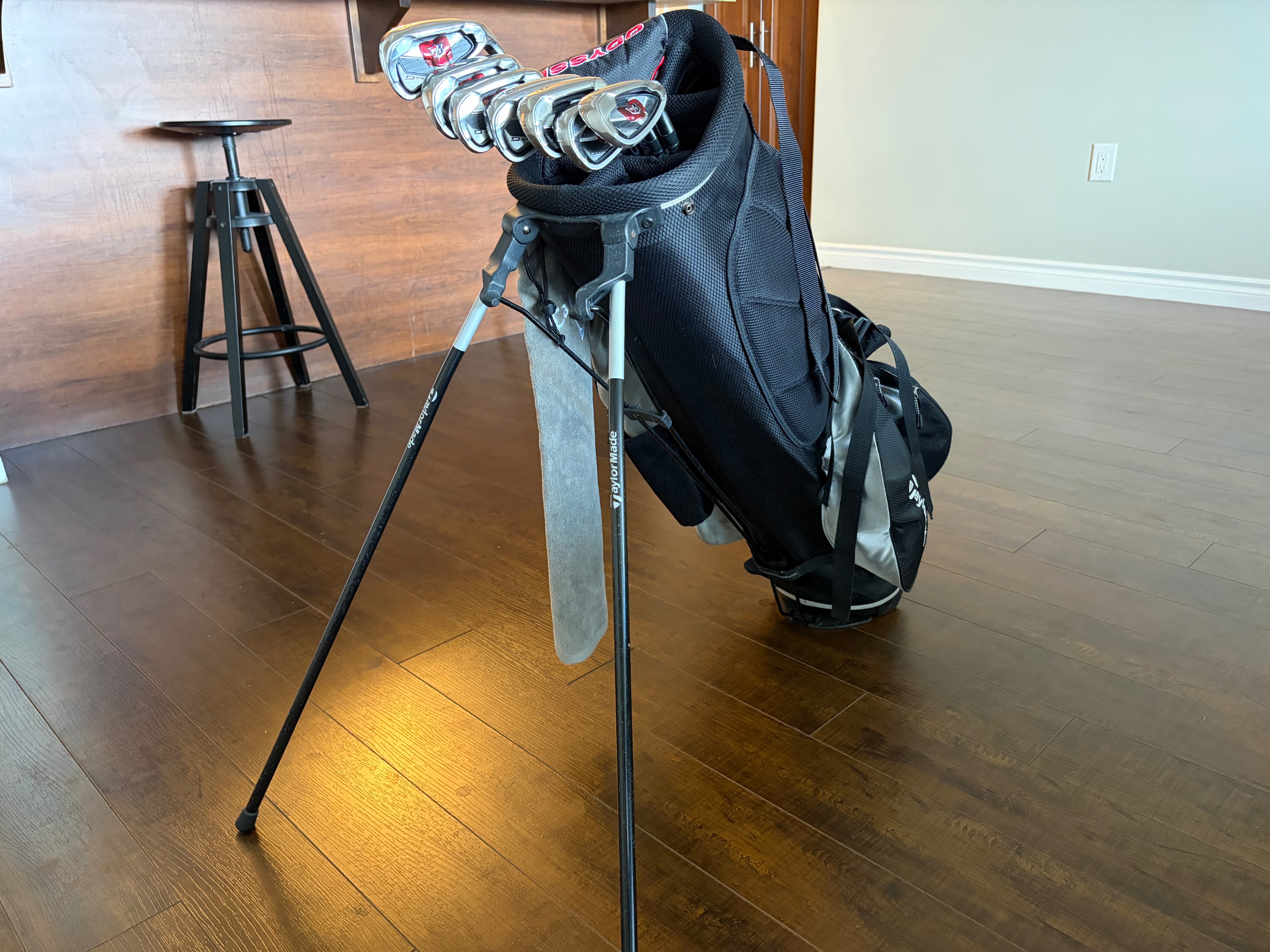 GOLF CLUBS - TaylorMade Bag, Wilson Staff Irons, Odyssey Putter - photo 2