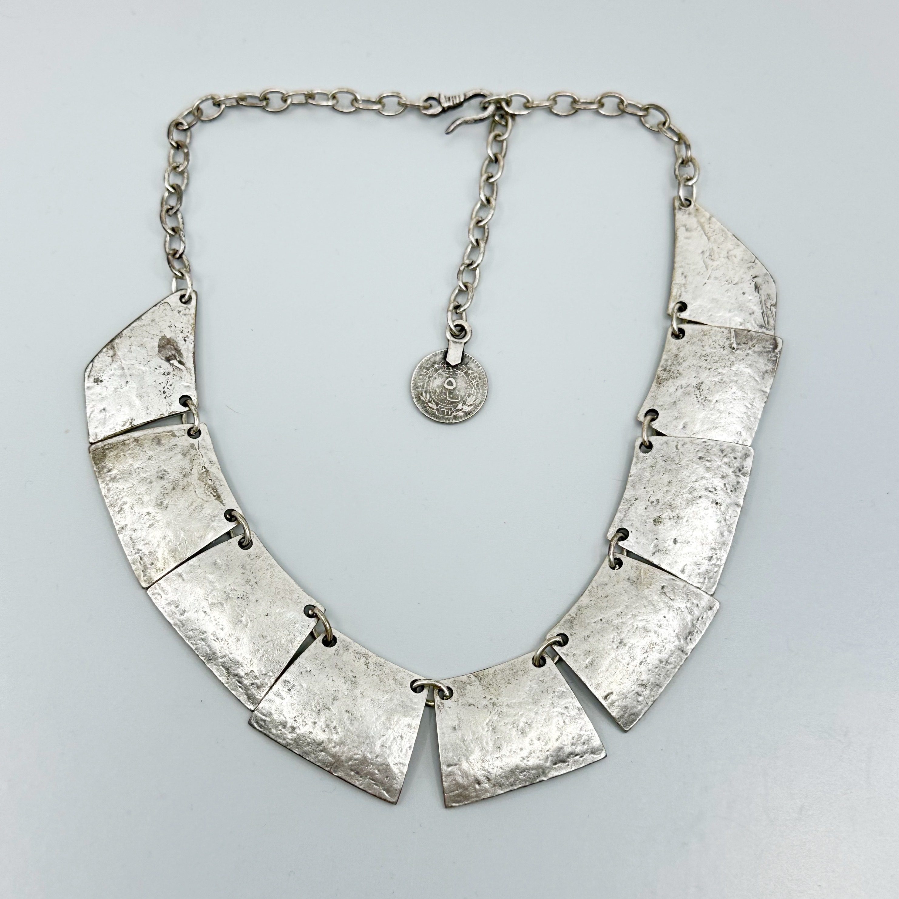 Modernist Nefertiti Silver tone necklace - GM966 - photo 2