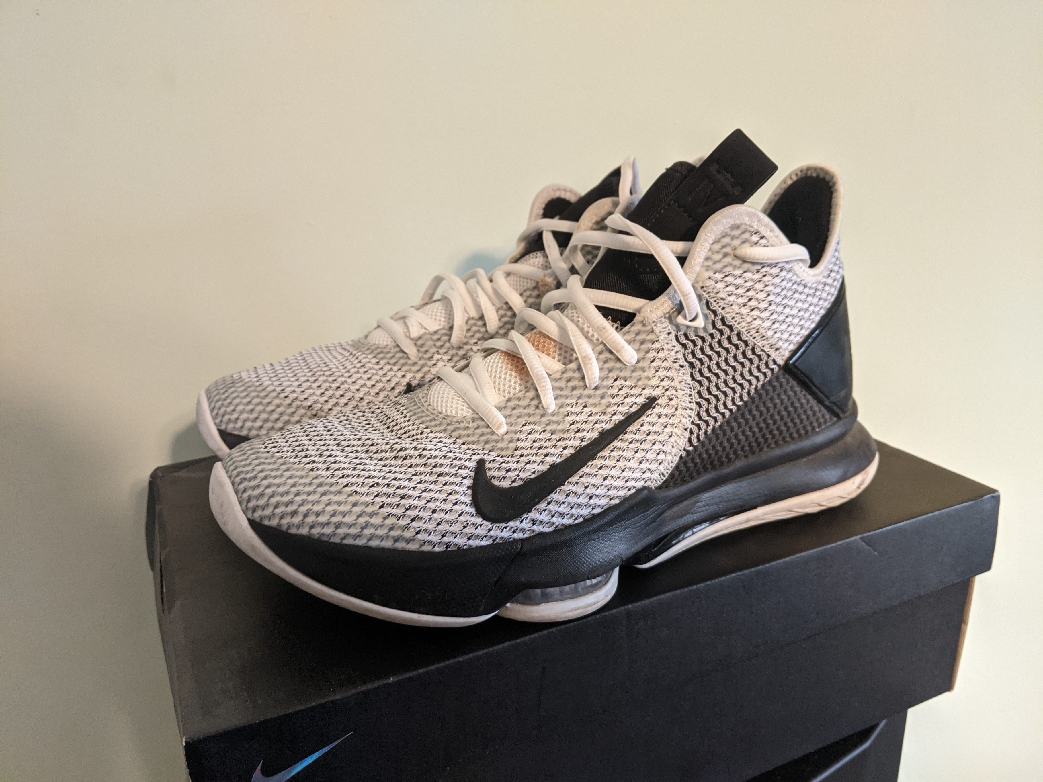 Men's Lebron Witness 4 Size 10 - photo 2