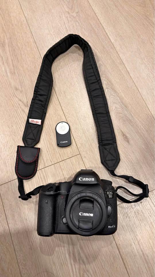 Canon 5D Mark III Full Frame w/ 50mm f/1.8& Battery Grip Bundle