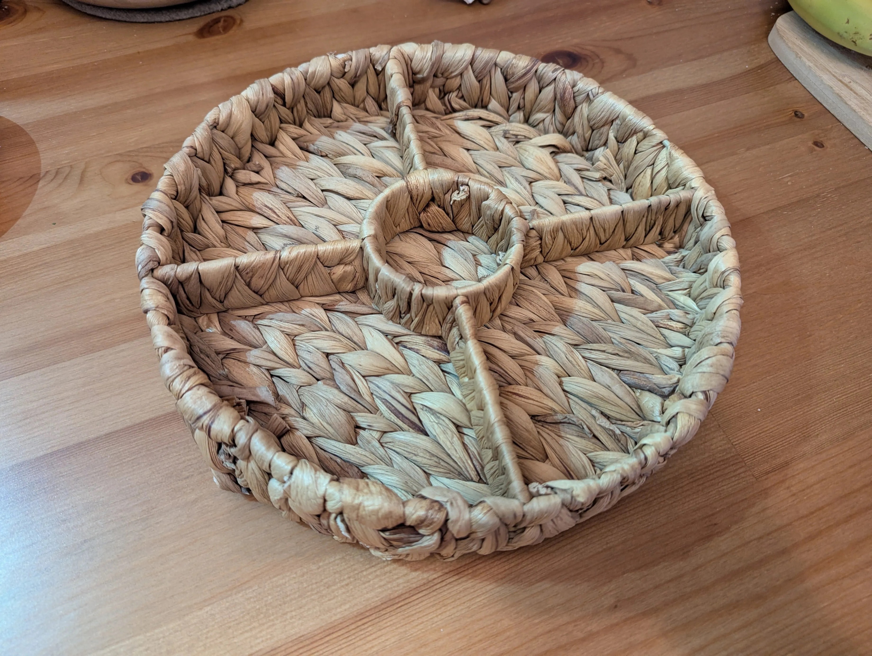Round woven tray