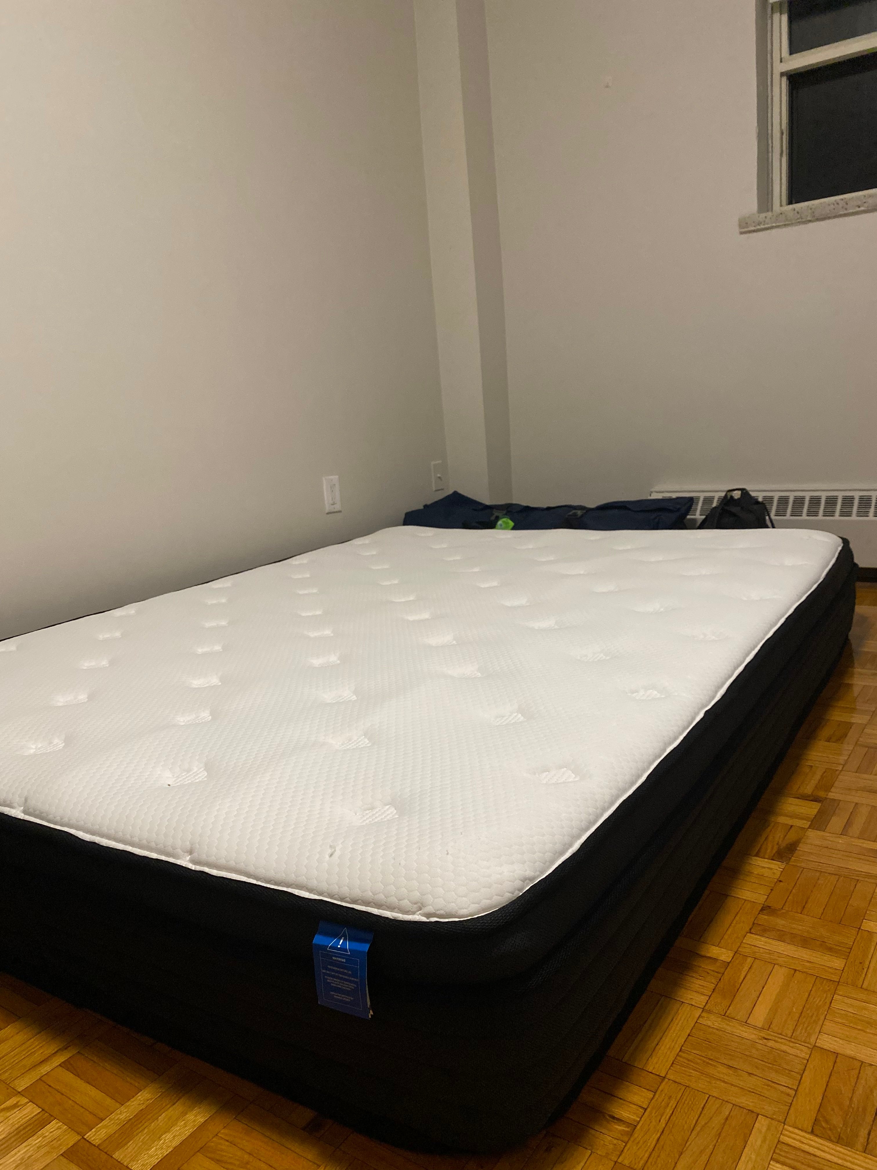 Like-New Queen Mattress – Vantto 10” Hybrid Memory Foam