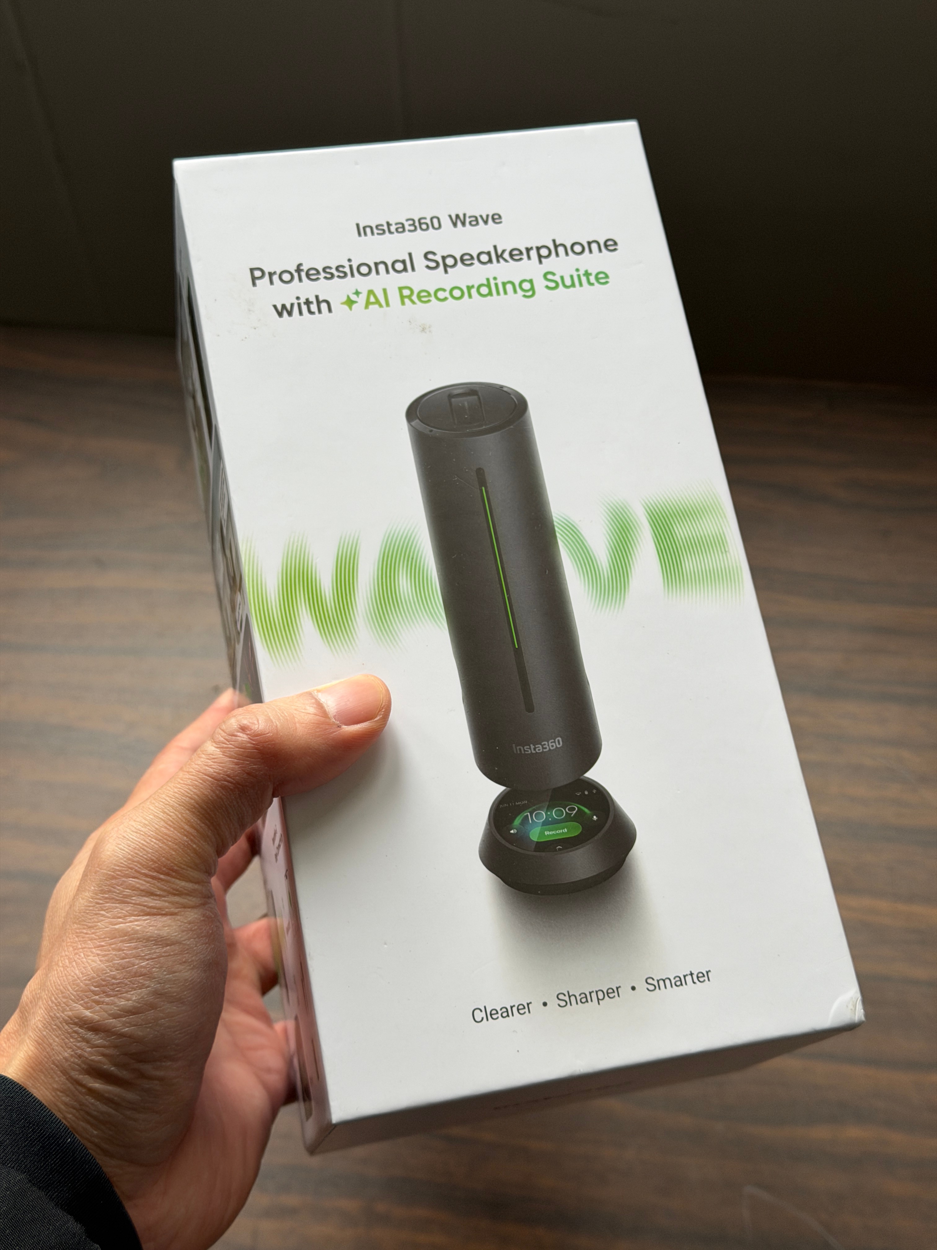 Insta360 Wave Speakerphone - Black color.