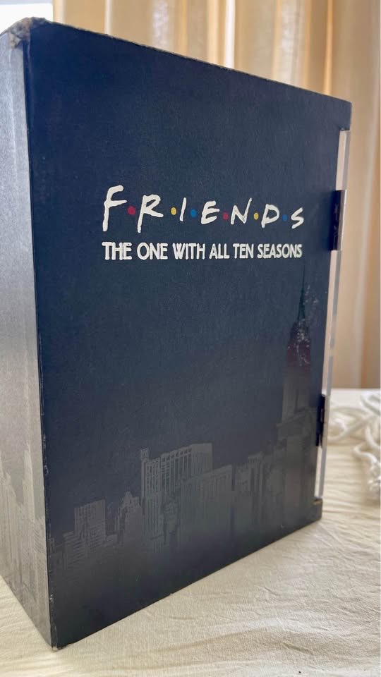 Friends: The Complete Series – Limited Edition Wooden Case - photo 5
