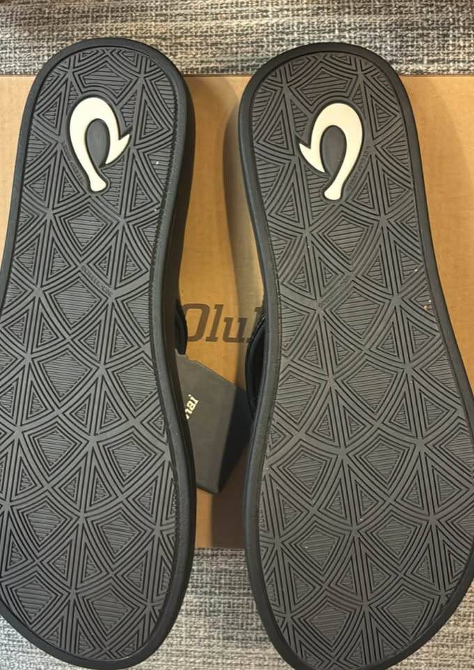 New in box Olukai Puawe black flip-flops women's 8 CA$60 - photo 4