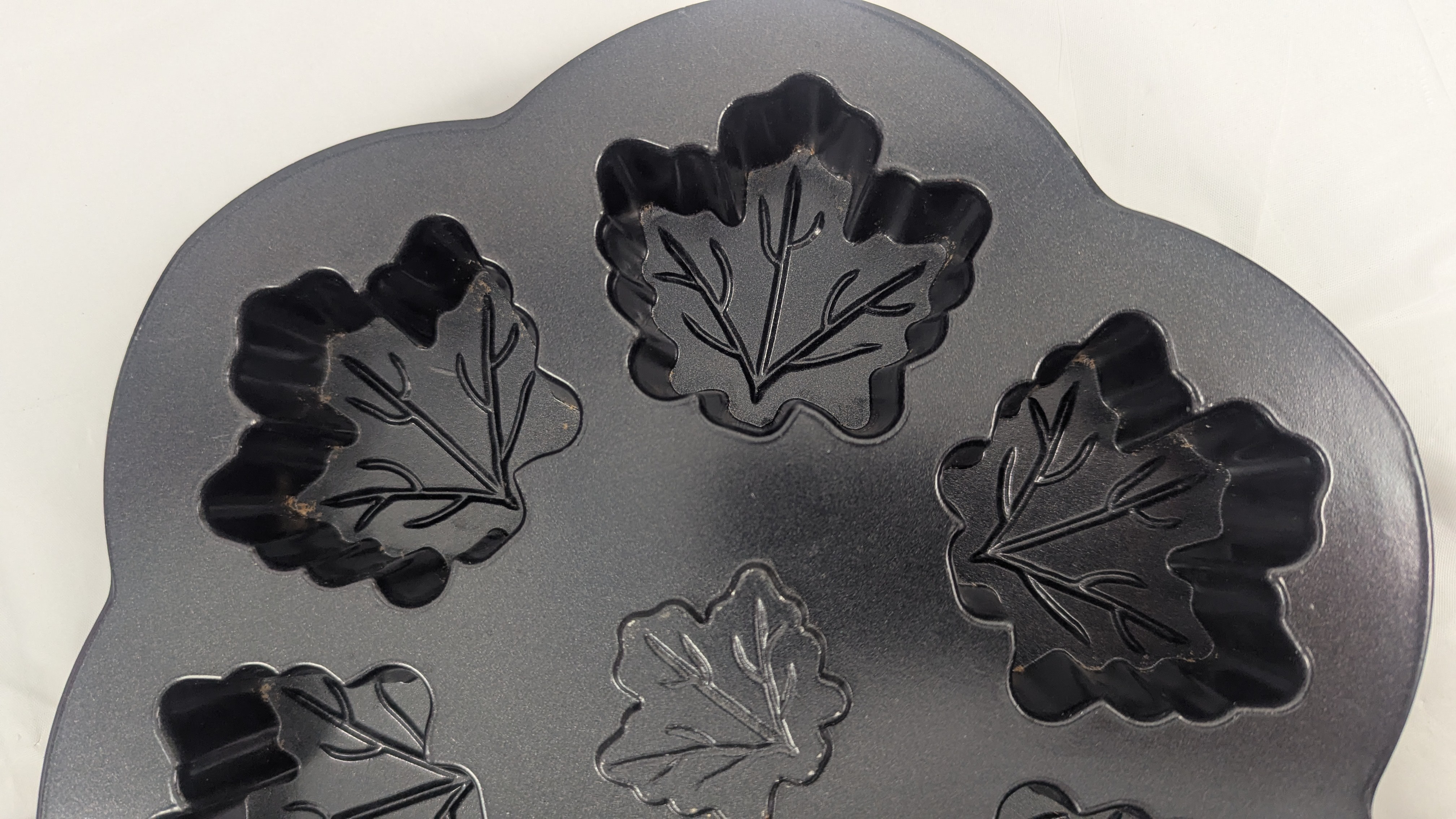Nordic Ware Cast Aluminum Autumn Fall Maple Leaf Nonstick Pan - photo 3