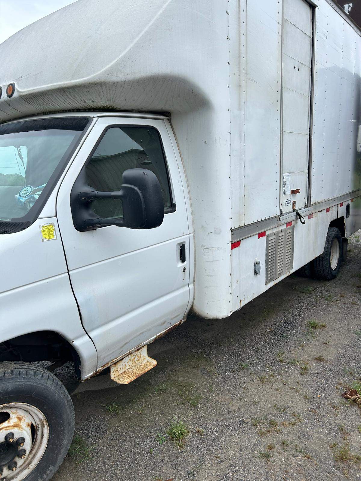 Ford E450 Cube Van Very low mileage - photo 2