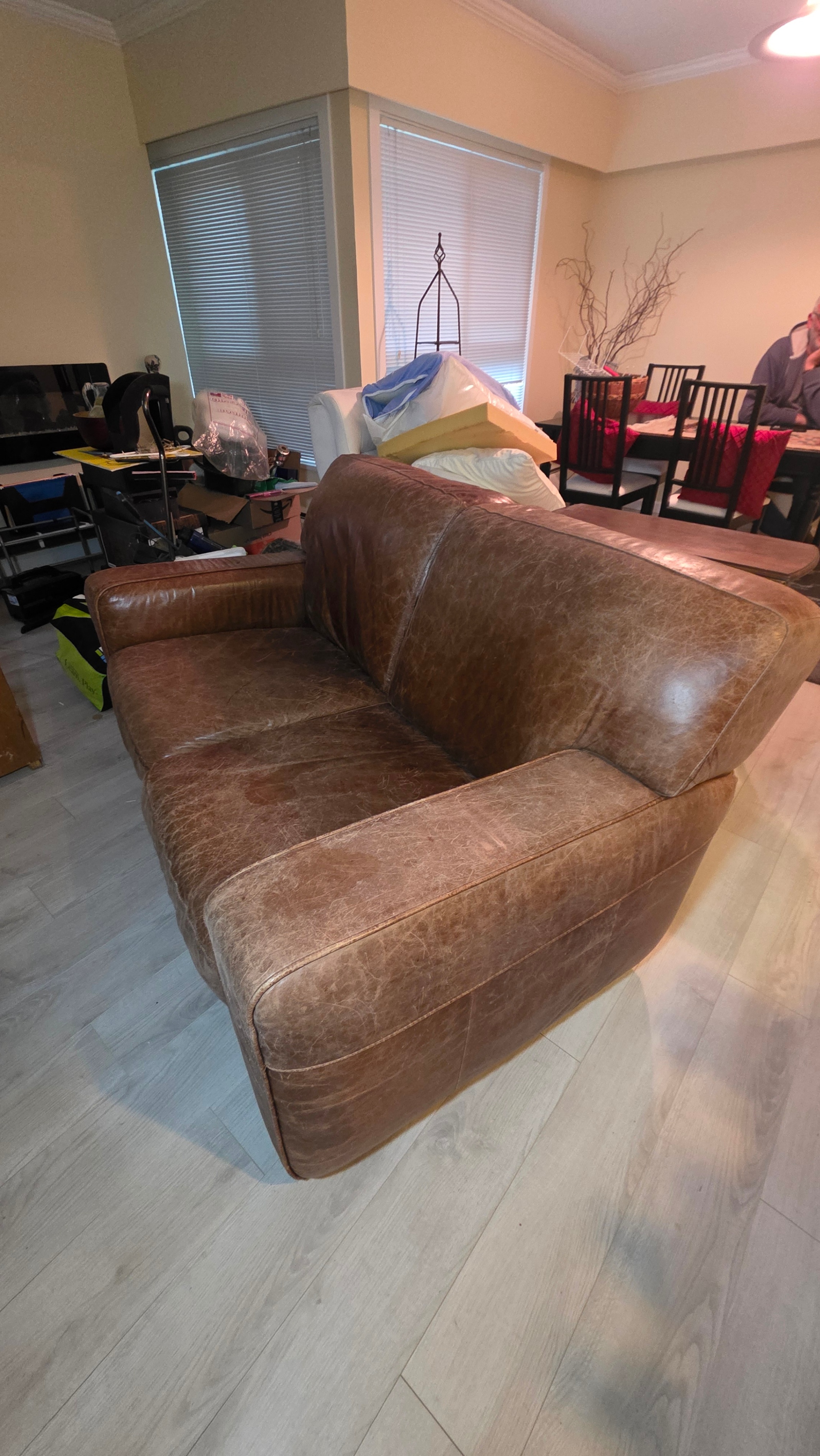 🛋️ Vintage-Style Brown Leather Loveseat 🛋️ - photo 5