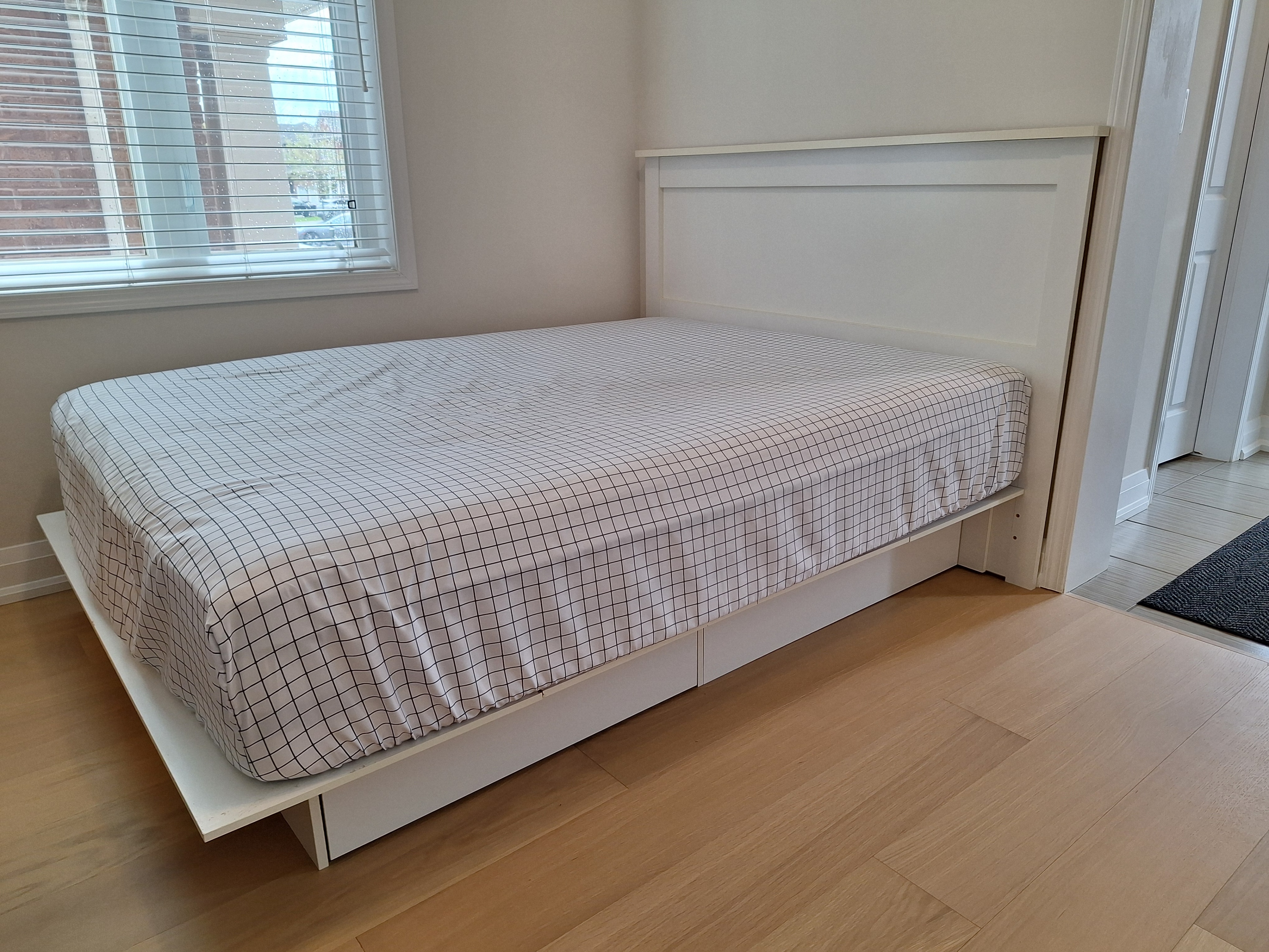 (Retail $450) Queen bed frame with storage drawers + headboard - photo 3