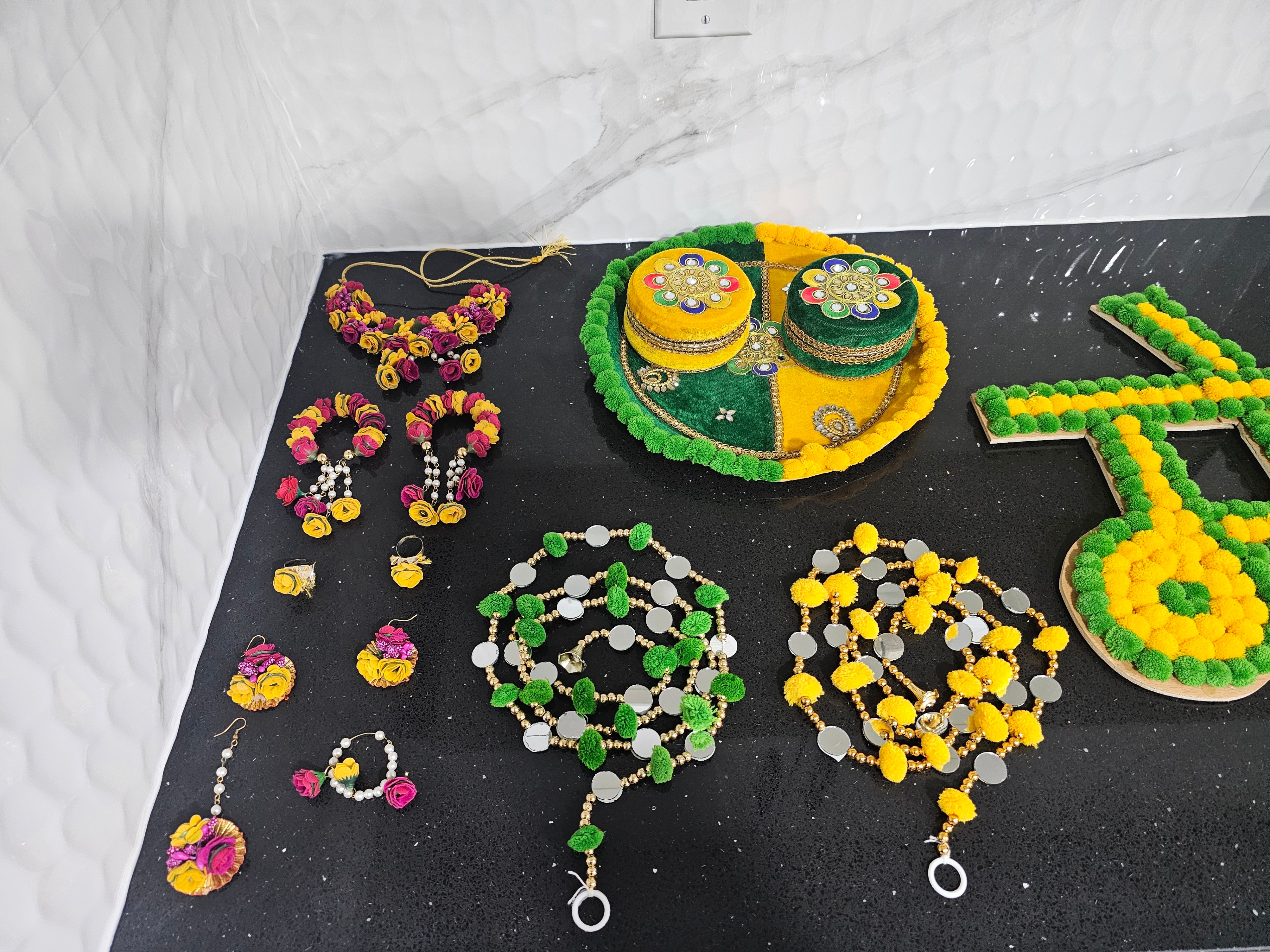 Indian Wedding Decorative Set with Flowers and Jewelry - photo 2