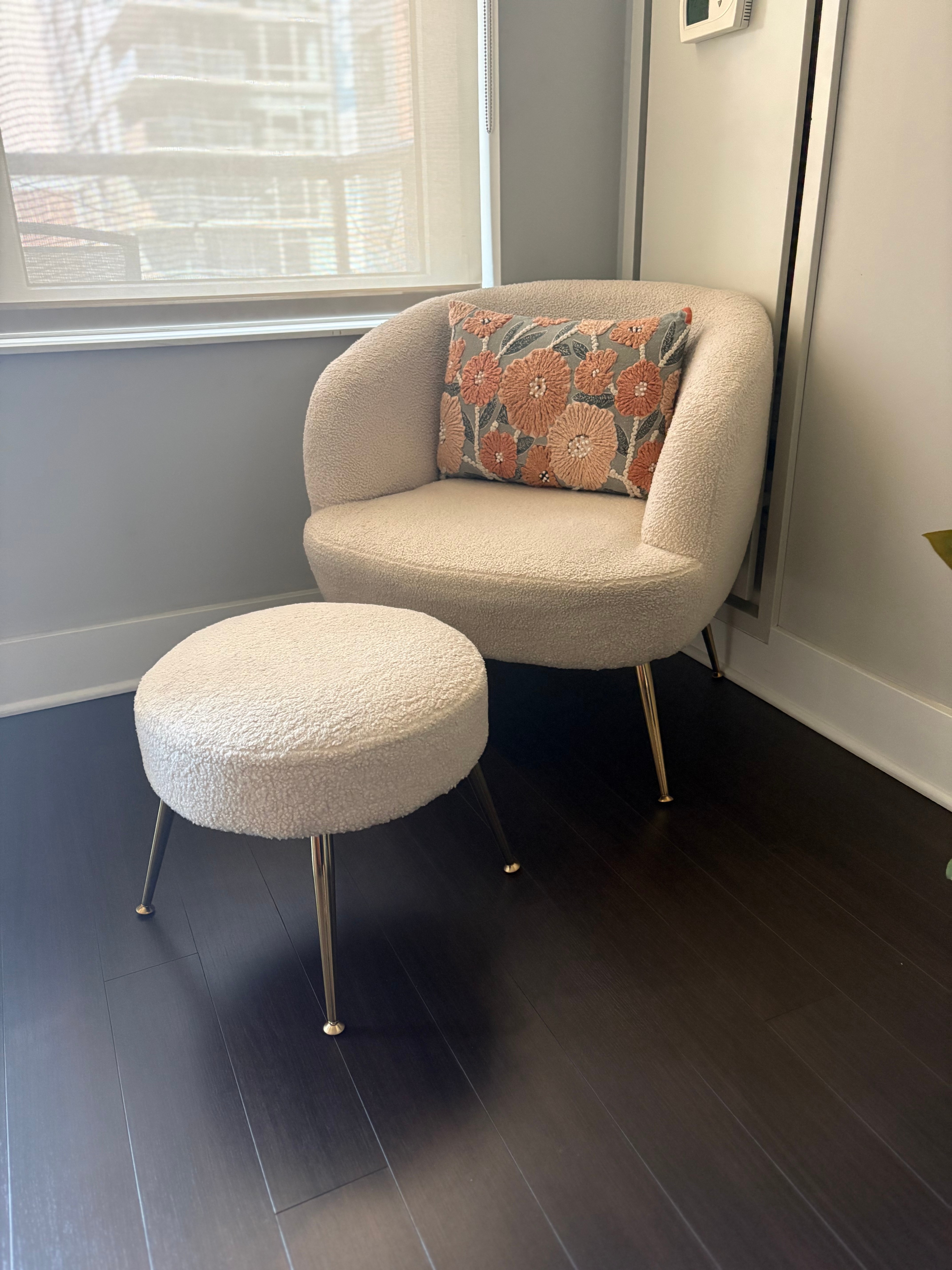 Move out sale - Upholstered Barrel Chair with Ottoman - photo 2