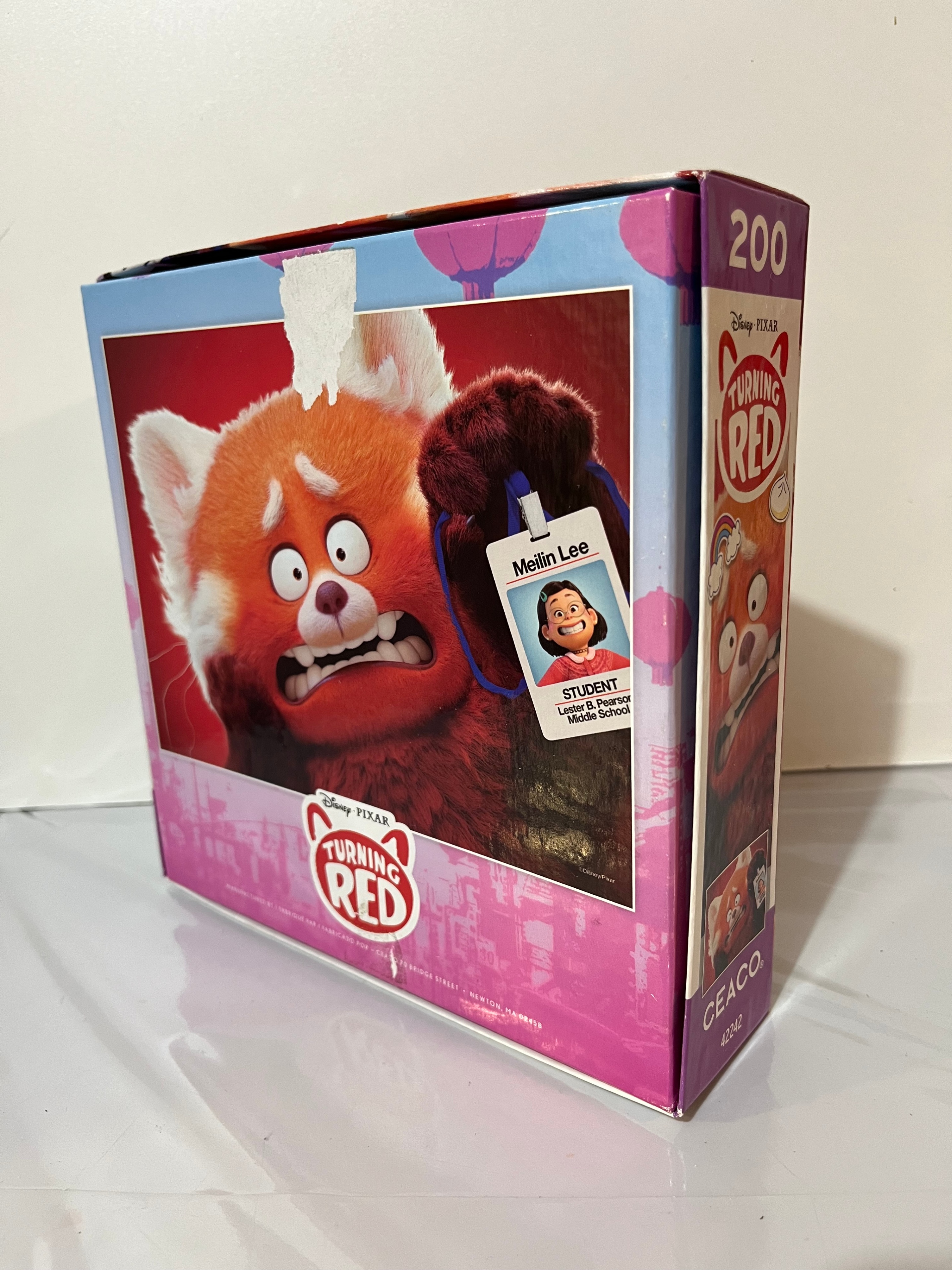 Disney/Pixar Turning Red 200-Piece Interlocking Jigsaw Puzzle - photo 3