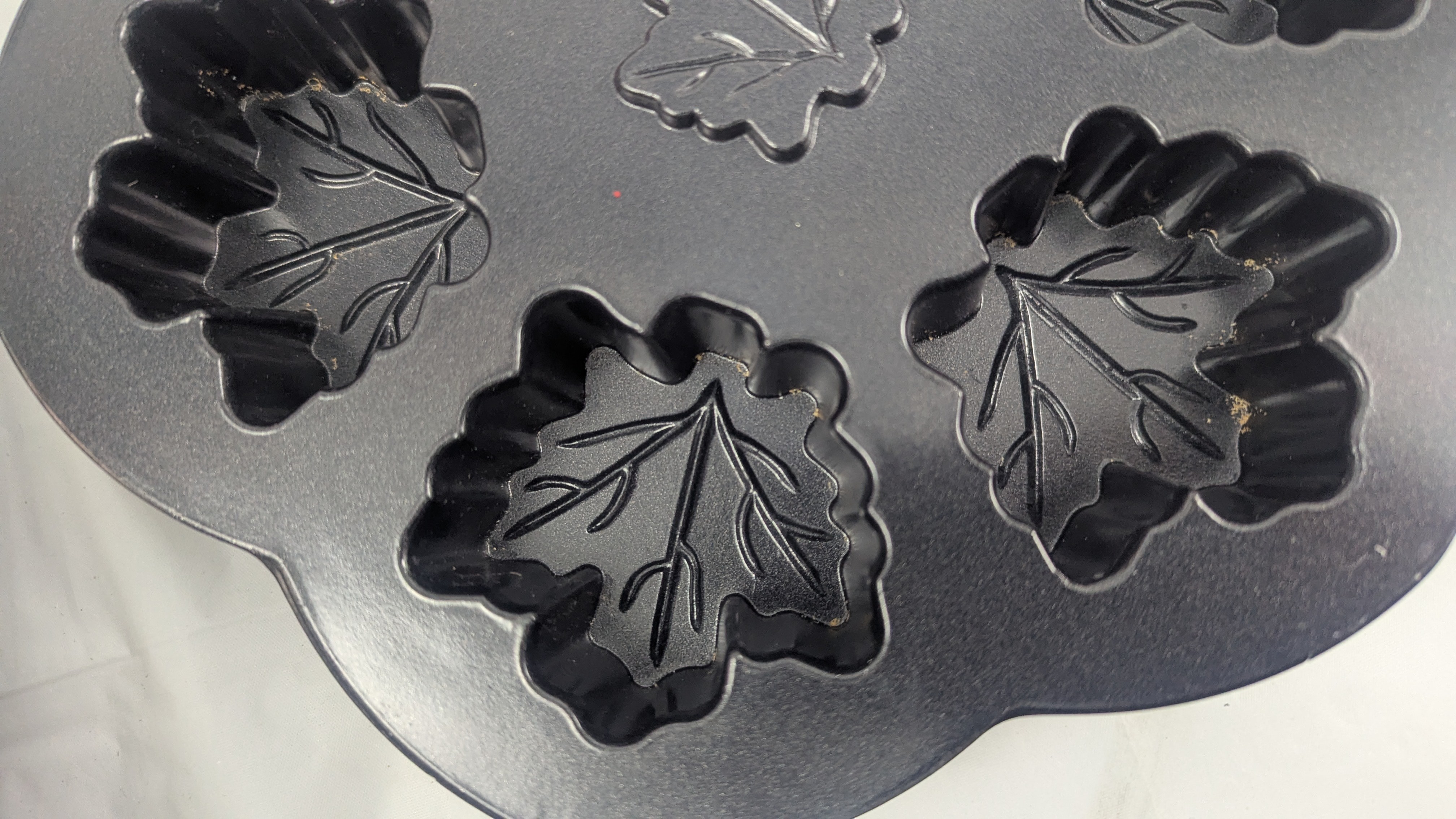 Nordic Ware Cast Aluminum Autumn Fall Maple Leaf Nonstick Pan - photo 5