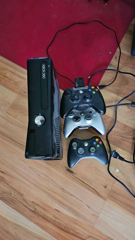 Xbox 360 500GB Console with 3 Controllers