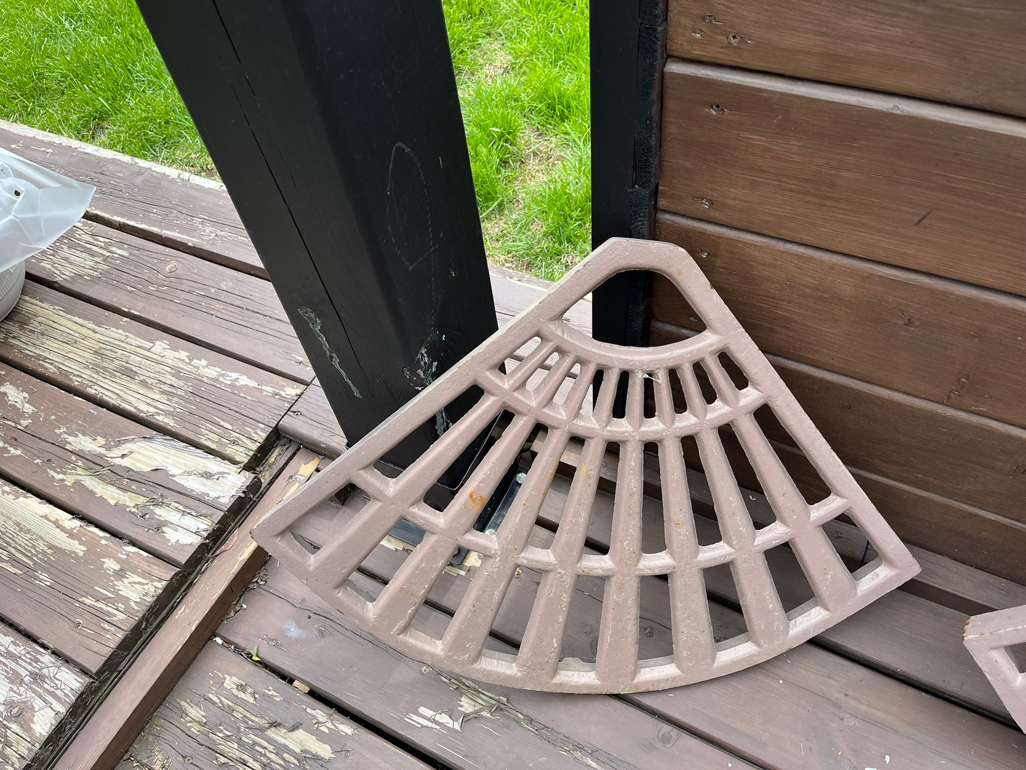 3 Fan-Shaped Metal Umbrella bases - photo 2