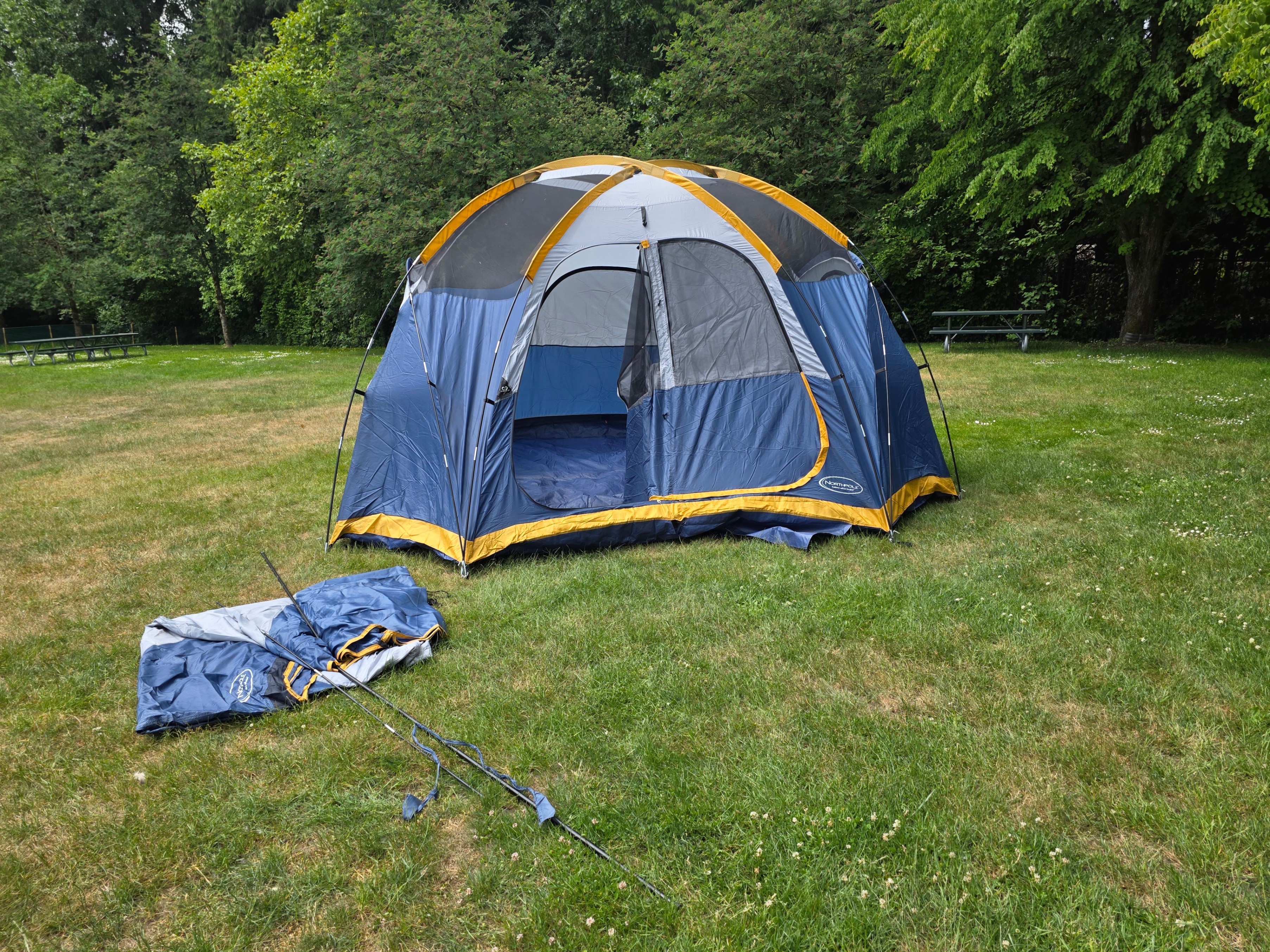 NEW condition Large 2 room tent