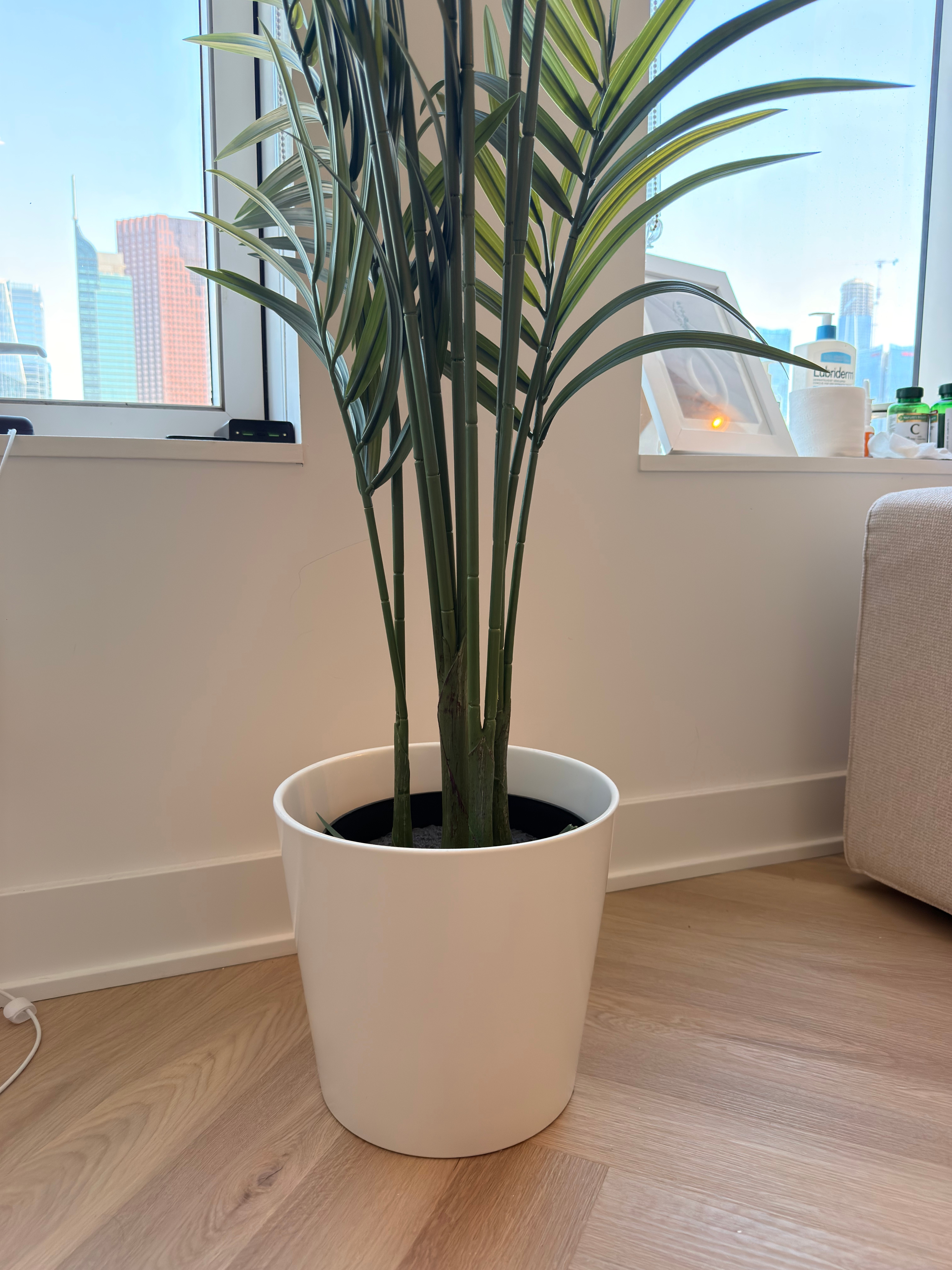 🌴 Large Artificial Kentia Palm with White Pot – Like New - photo 3