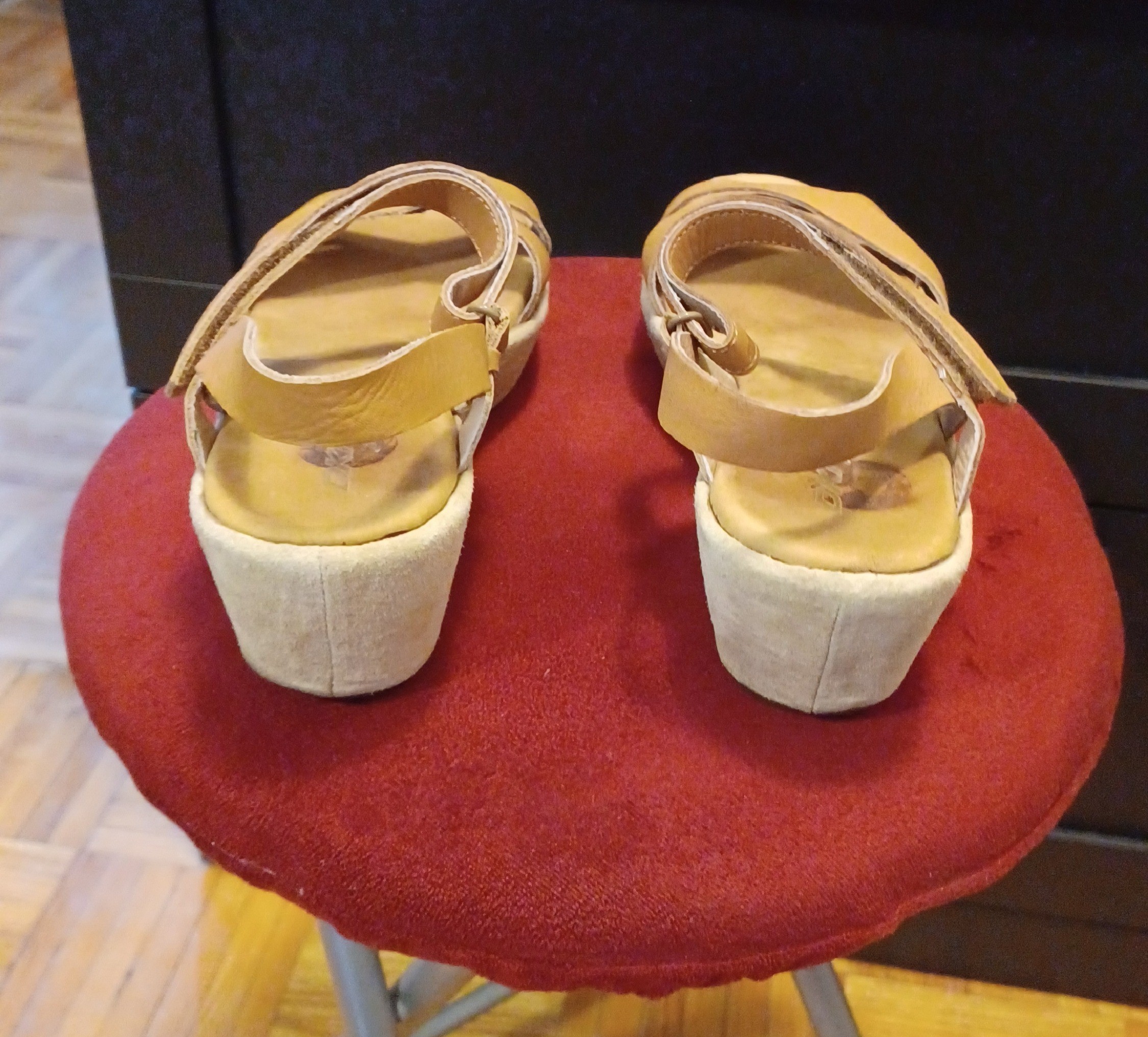 Vintage DKNY Tan Wedge Suede Sandals - photo 4