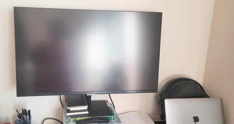 Samsung 32" Monitor – Excellent Condition