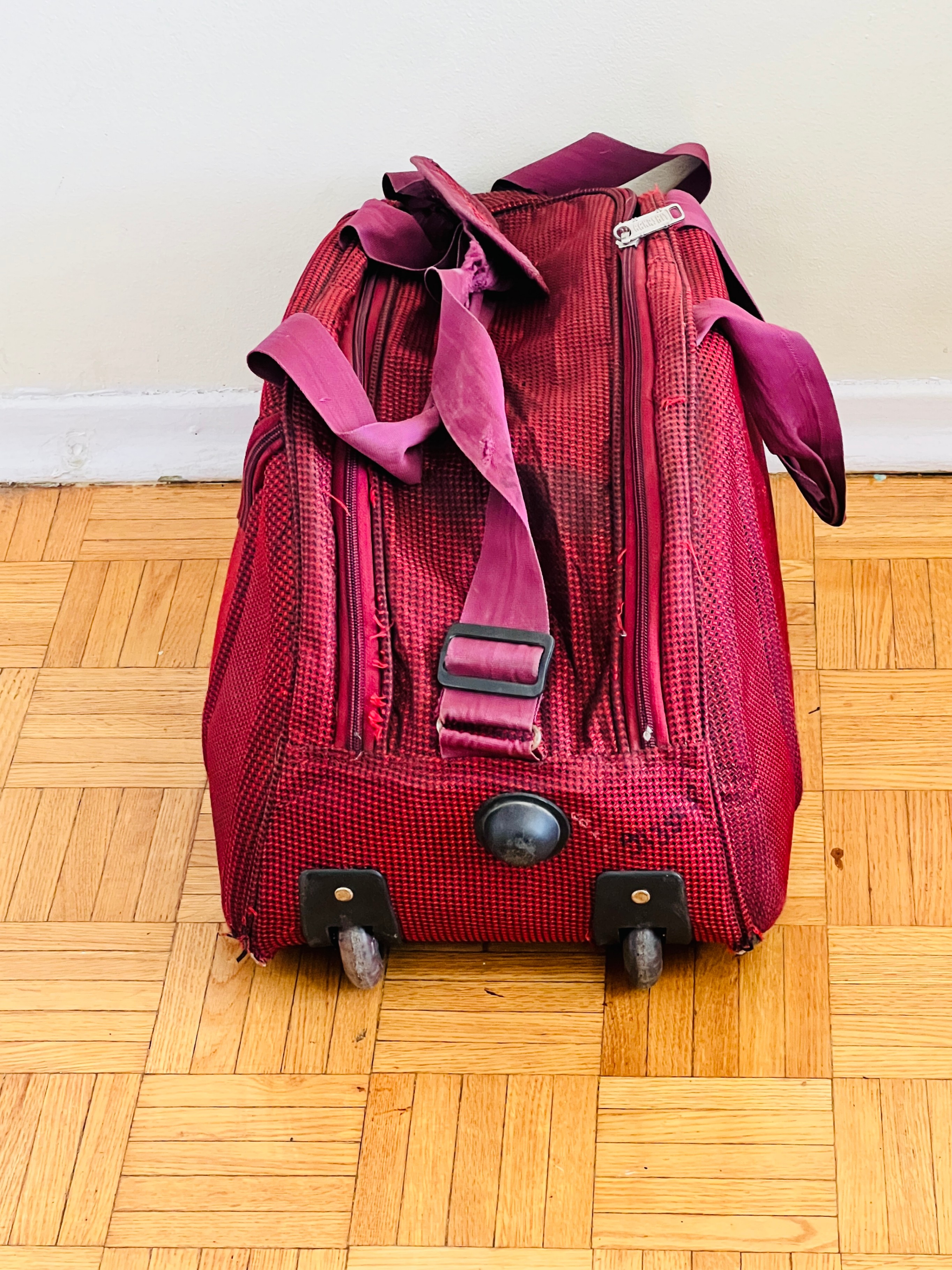 Red Luggage travel bag with 2 wheels 56cm x 30cm x 30cm - photo 3