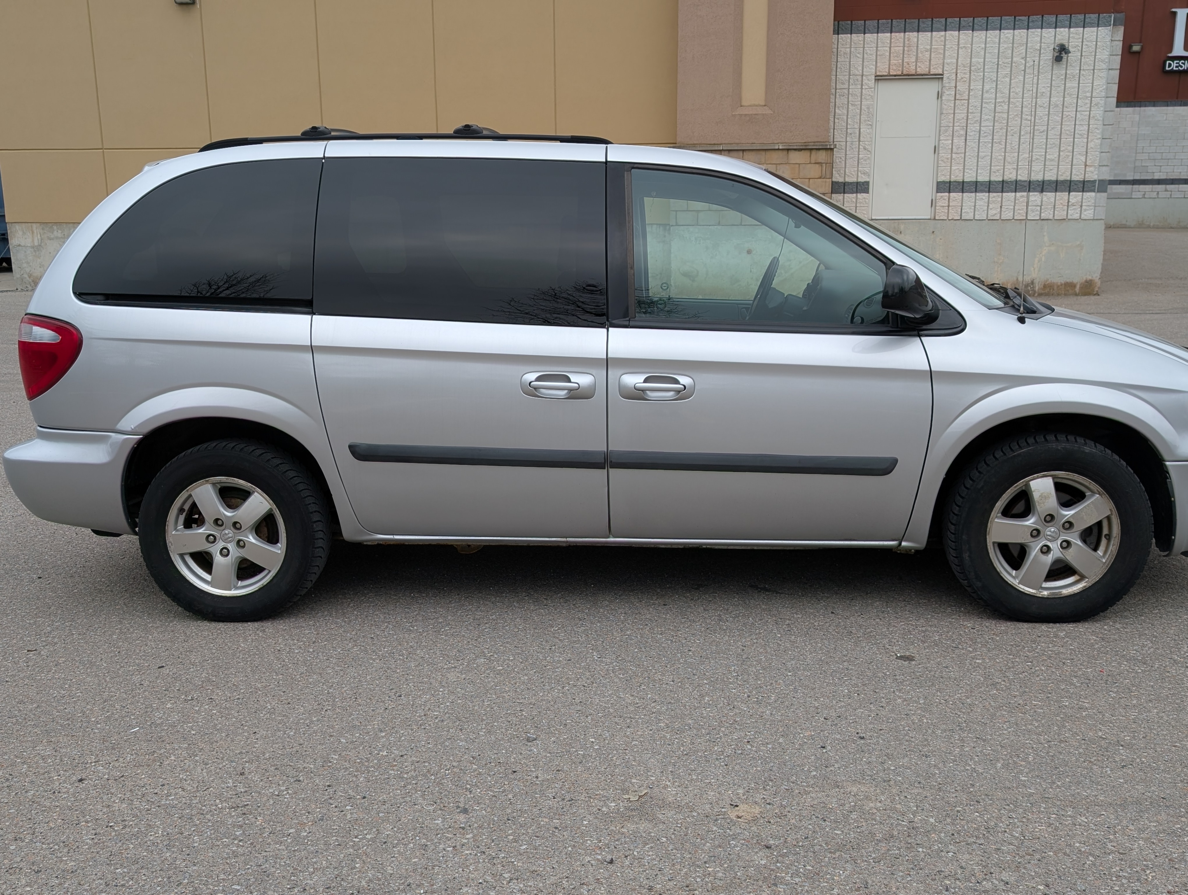 8 Seater Dodge Caravan with Tow package