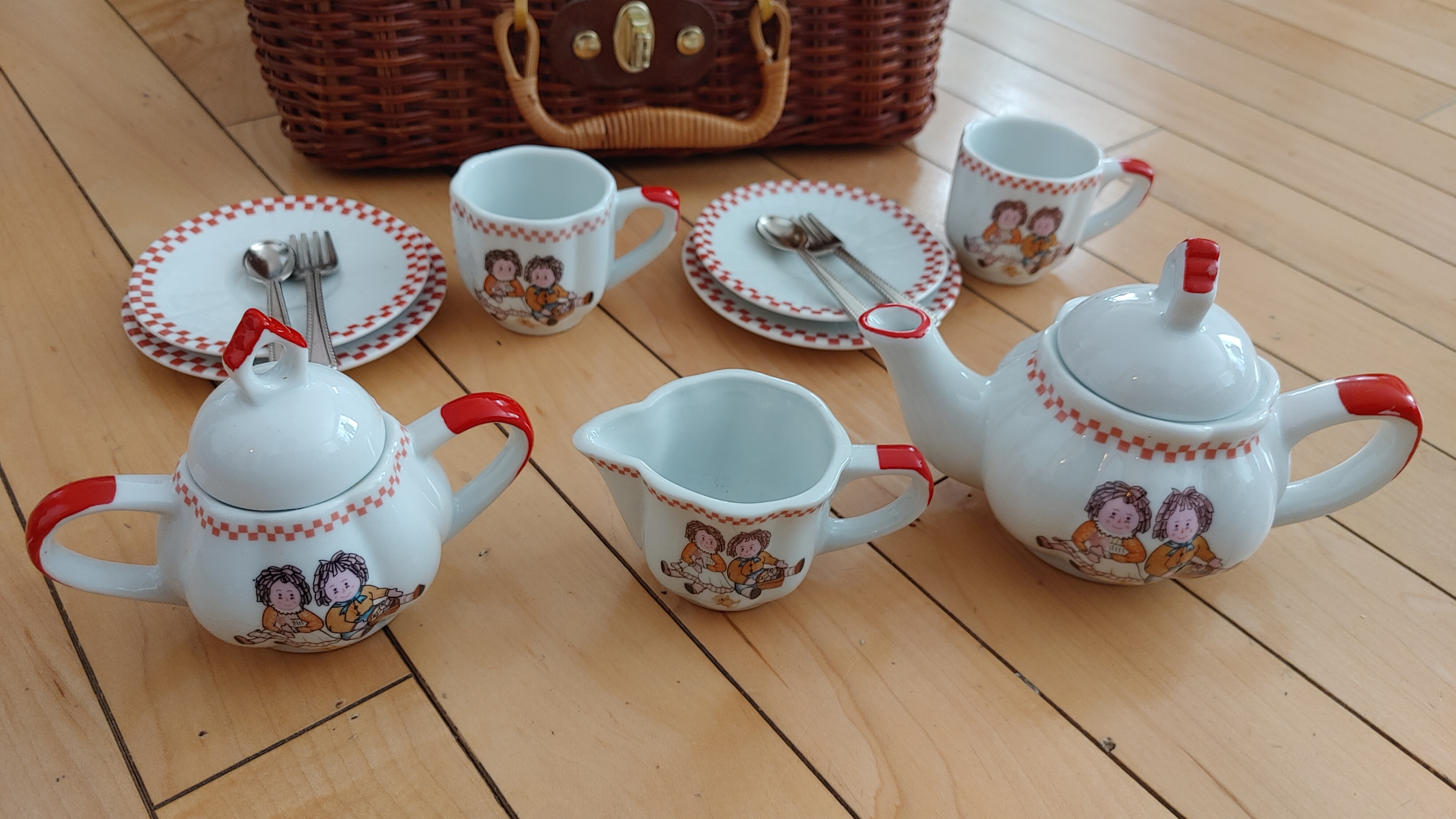 Wicker Picnic Basket with Toy Tea Set - photo 2