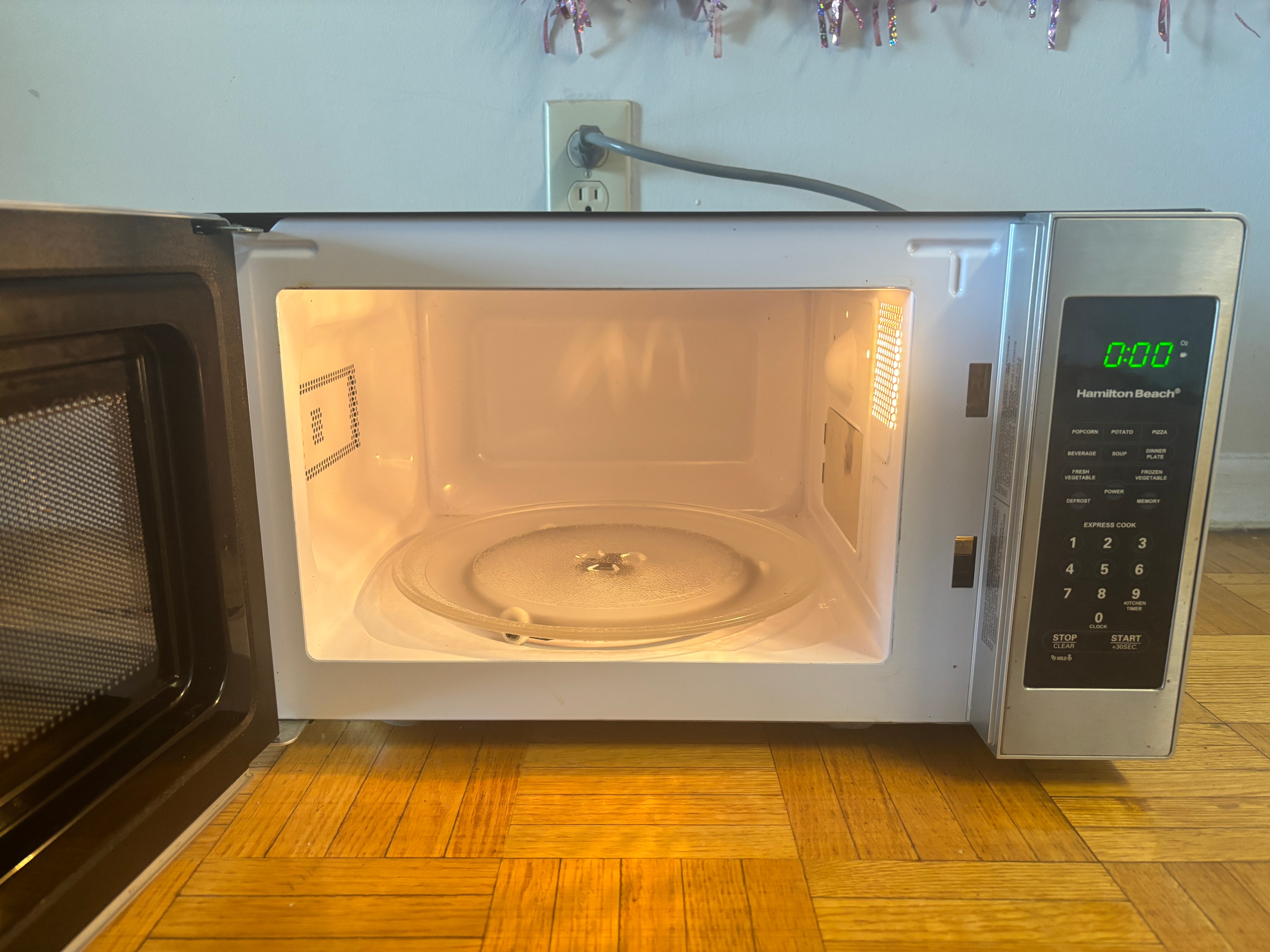 Hamilton Beach - Microwave Oven - photo 2