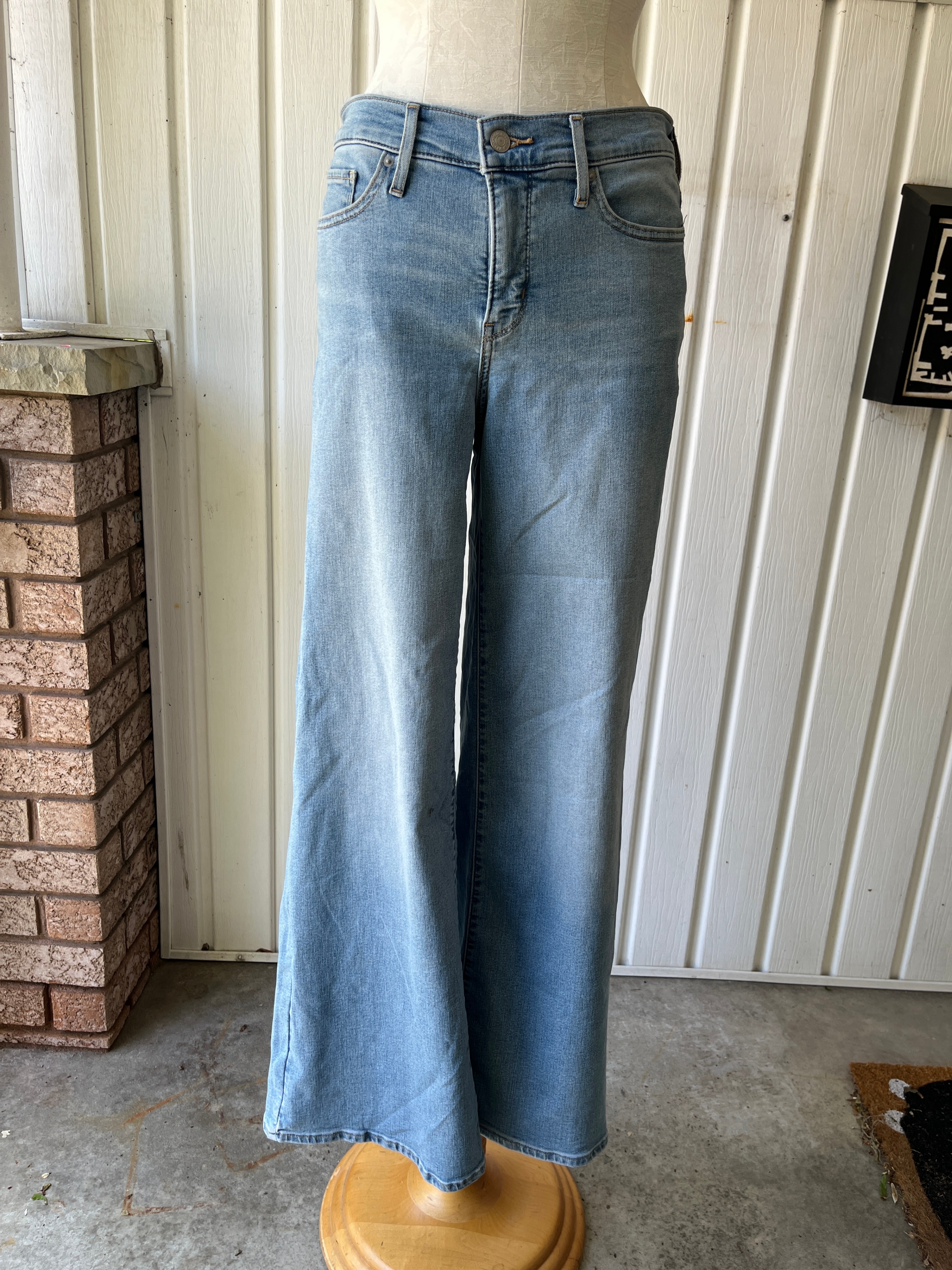Levi's 318 Shaping Wide Leg Jeans Size 29