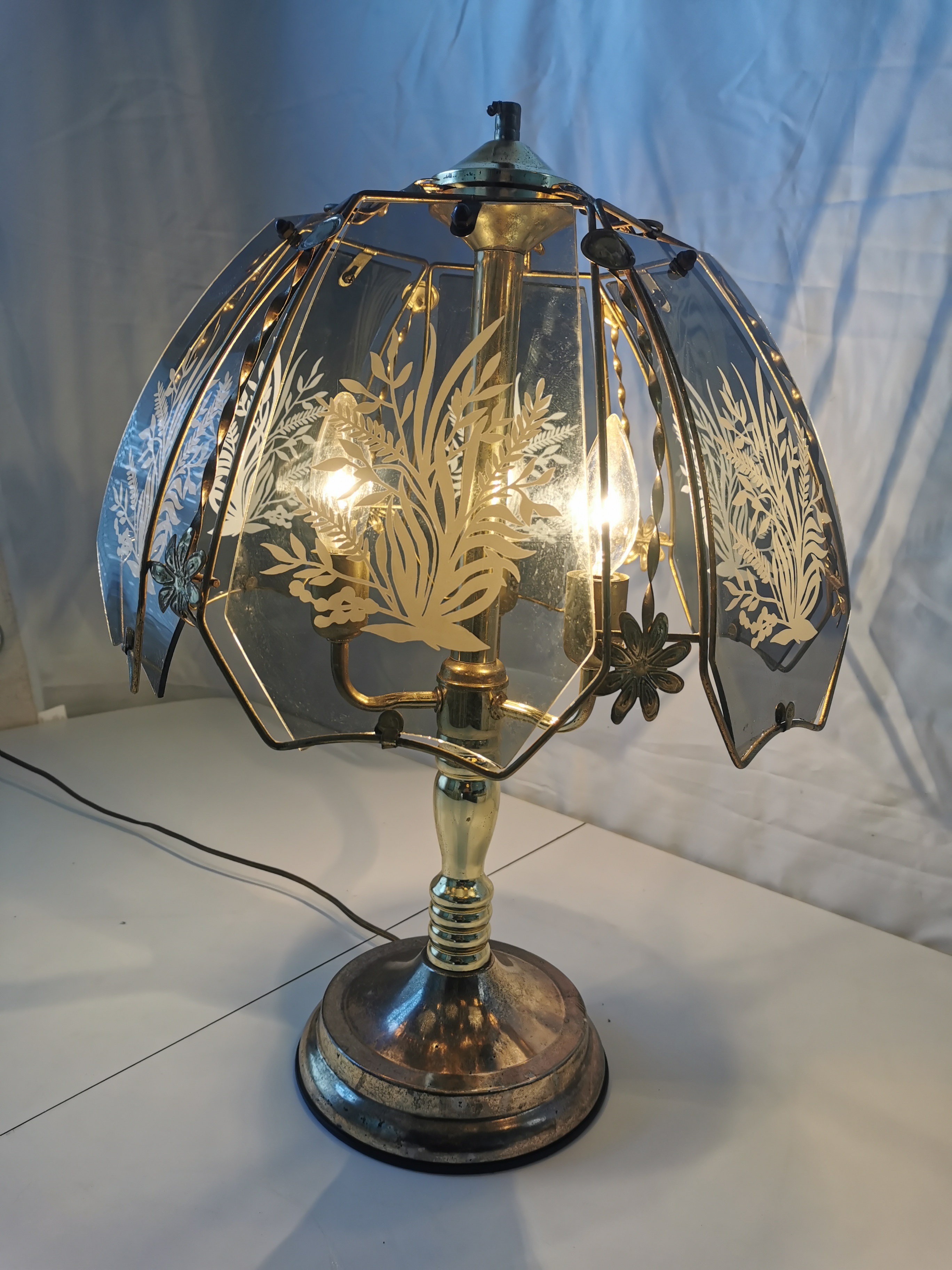 1990s 3-Way Brass Touch Lamp with Etched Floral Glass Panels - photo 2