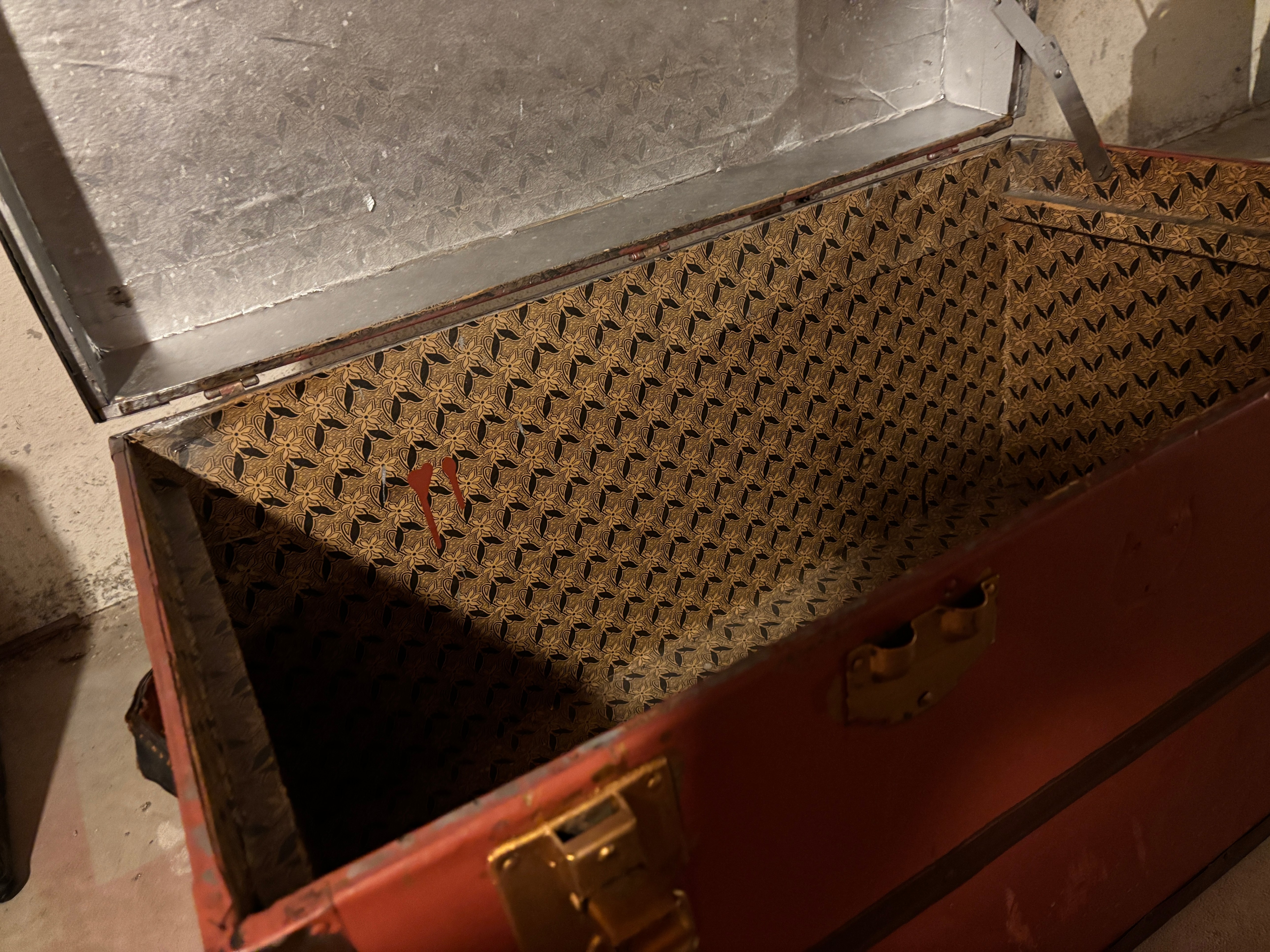 Vintage antique large trunk rust colour - photo 2
