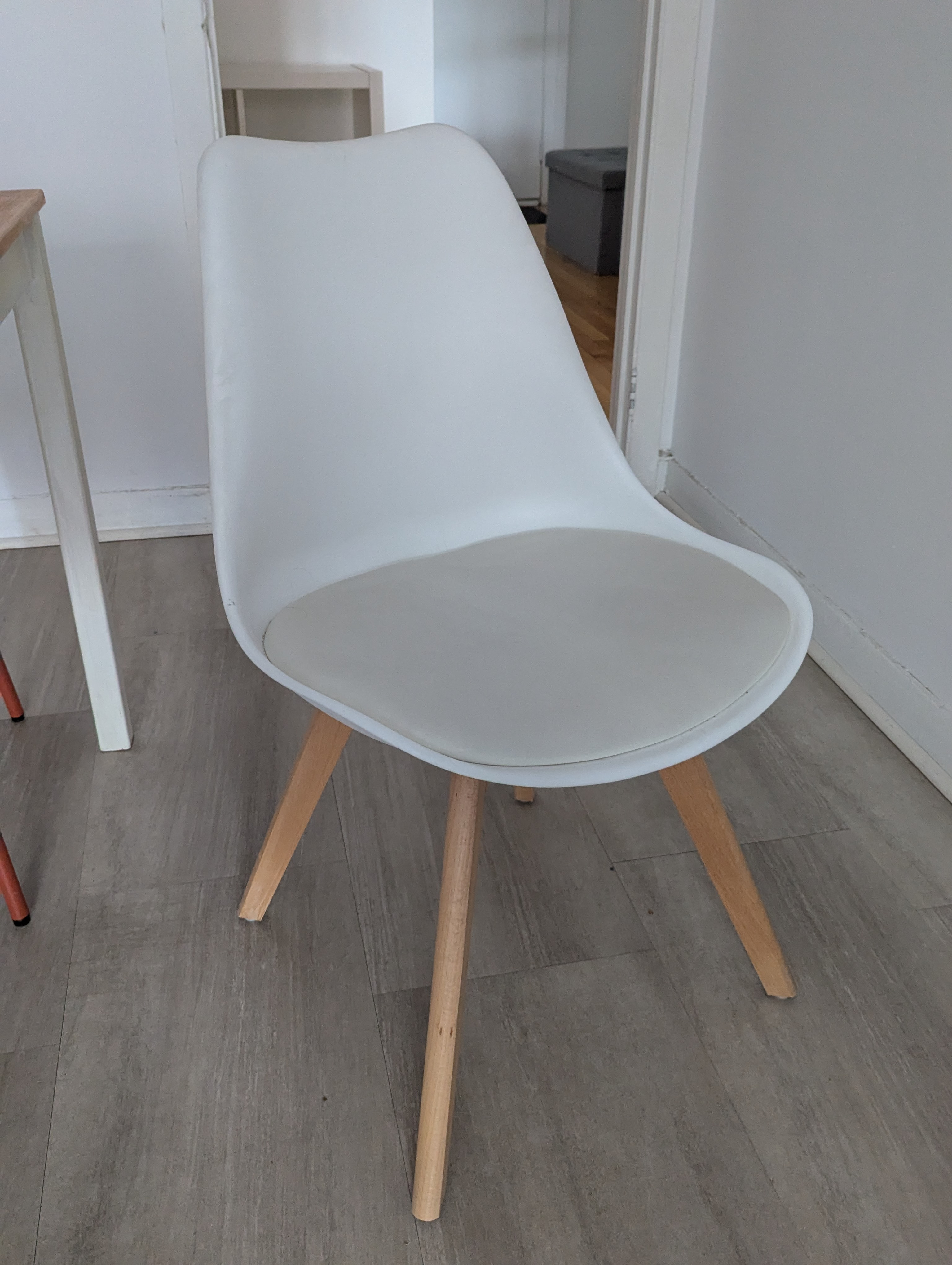 Replica Padded Eames DSW Chairs, White