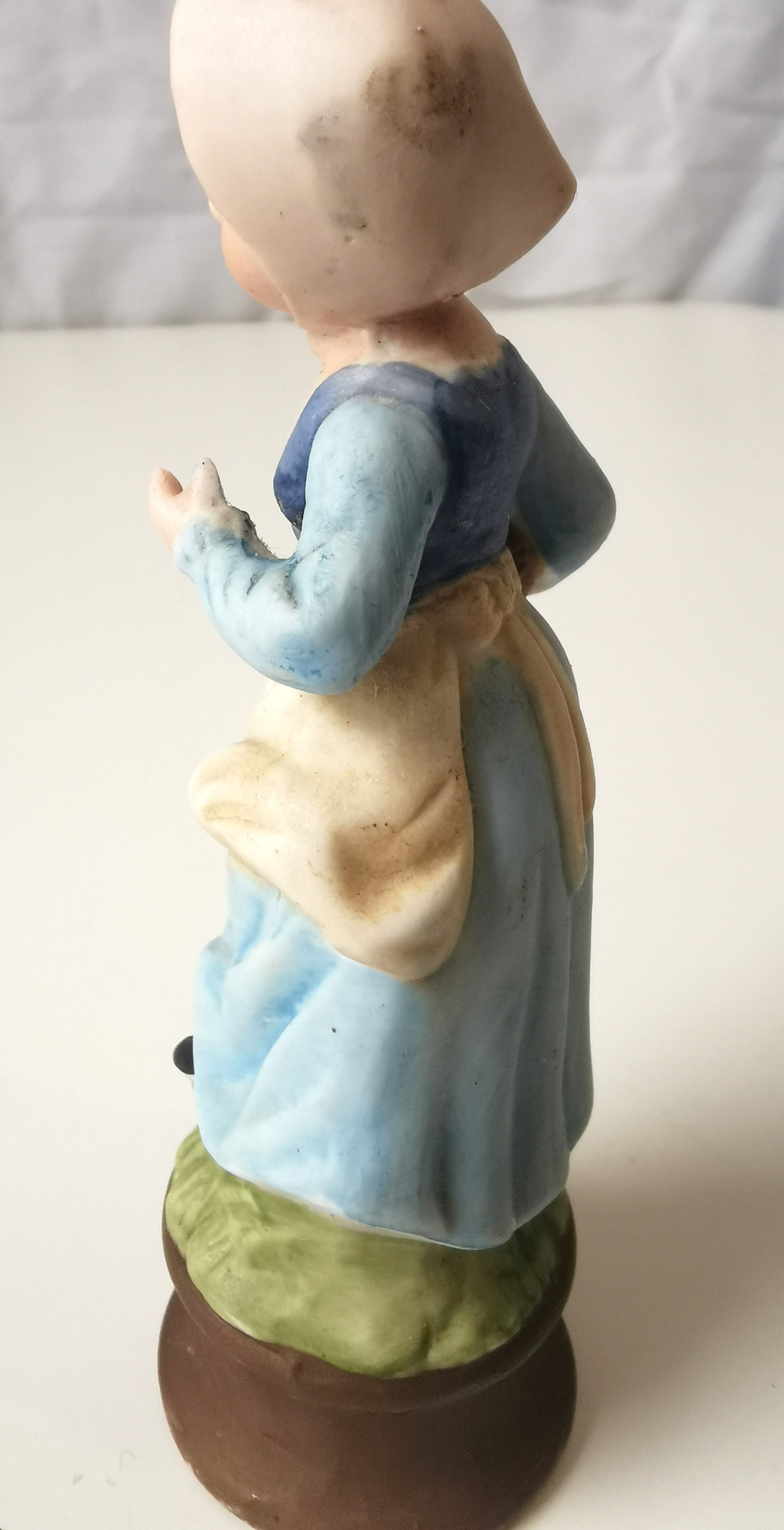 1954 Ardalt Japan Bisque Porcelain Girl with Grapes Figurine - photo 4