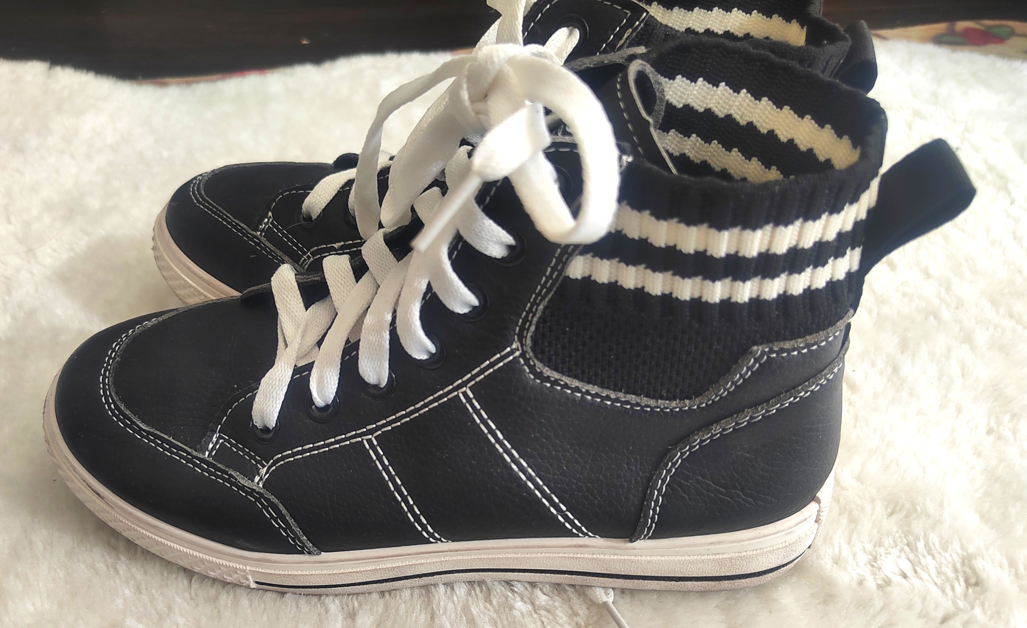 Black high-top sneakers with white laces - photo 2