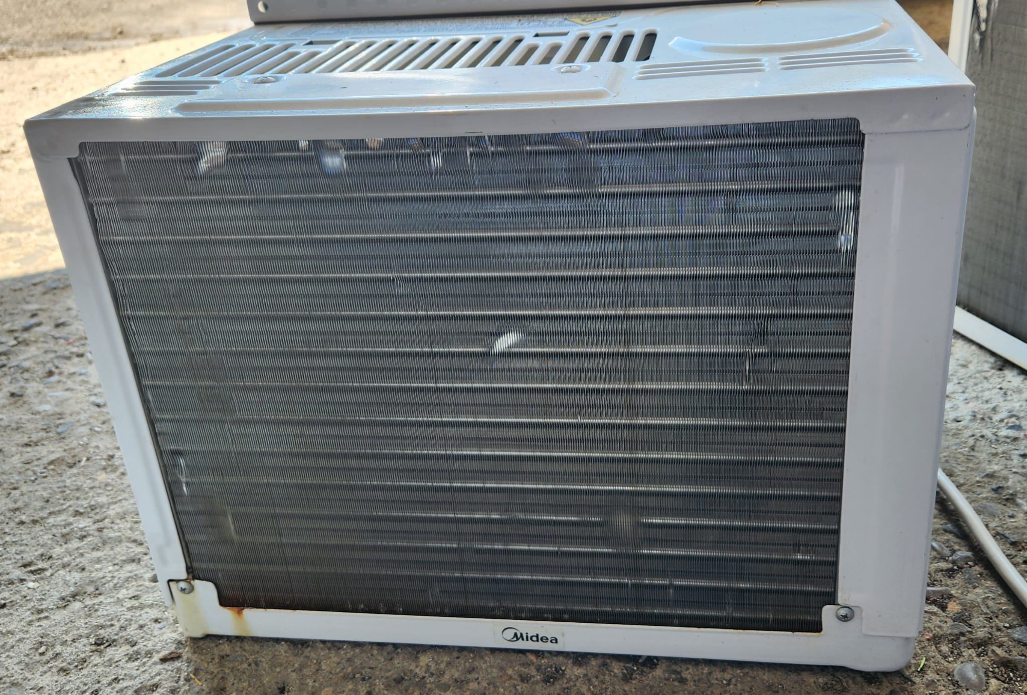 Midea 5000 BTU Window Air Conditioner — Works Great - photo 3