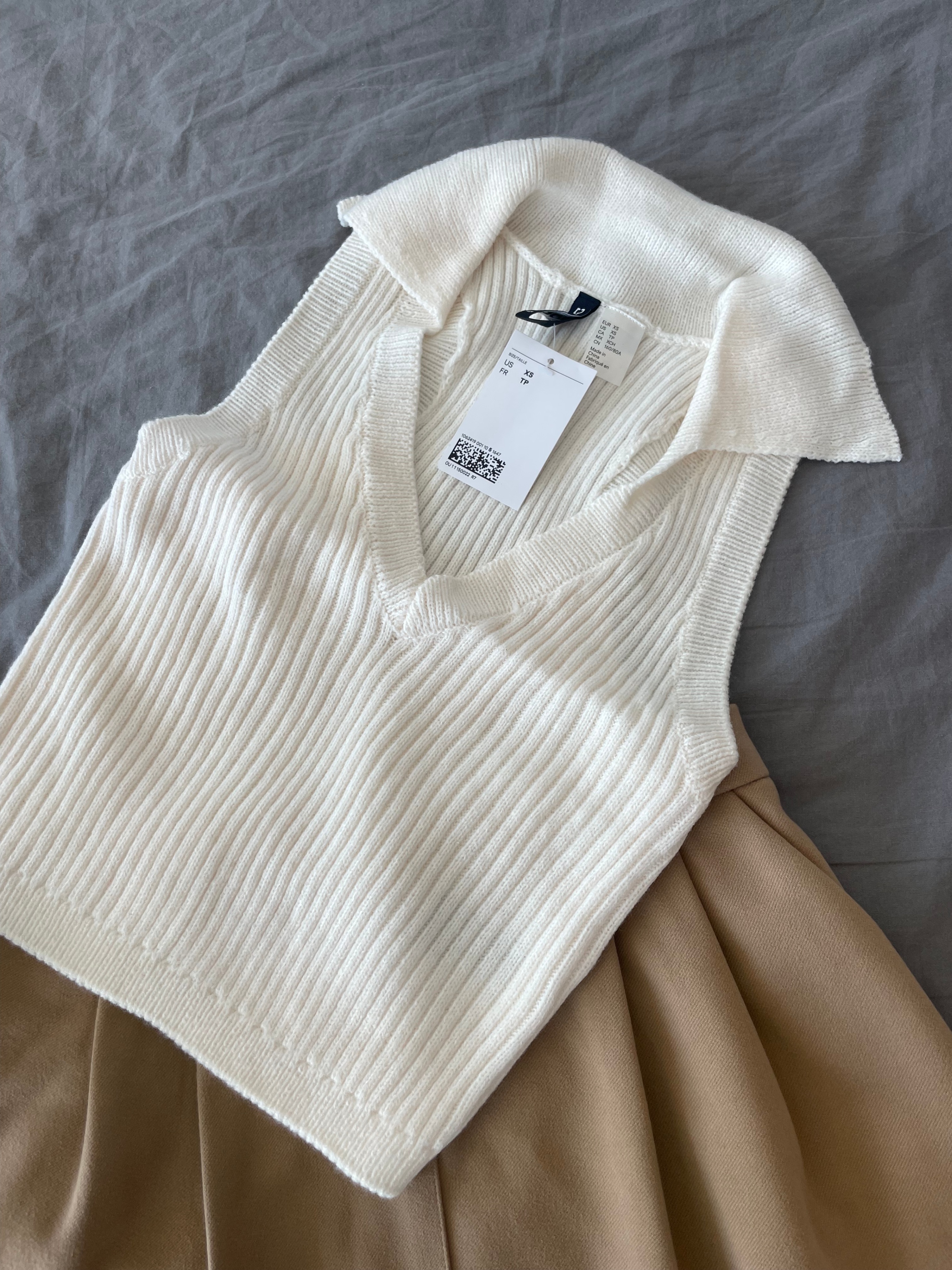H&M Divided White Ribbed Collared V-Neck Sweater Vest - XS - photo 2