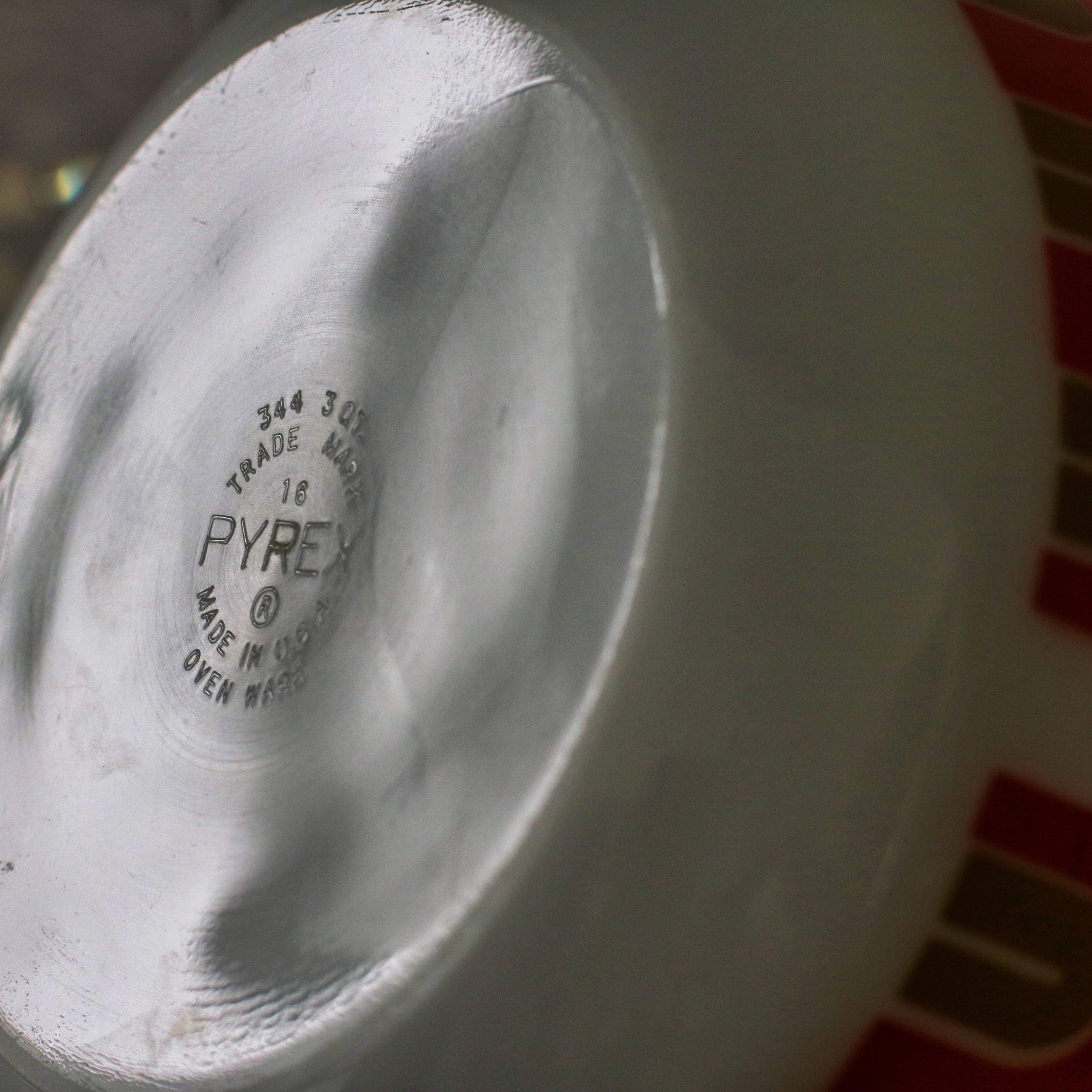 Vintage Pyrex arc-pattern red and golden brown medium bowl - photo 3