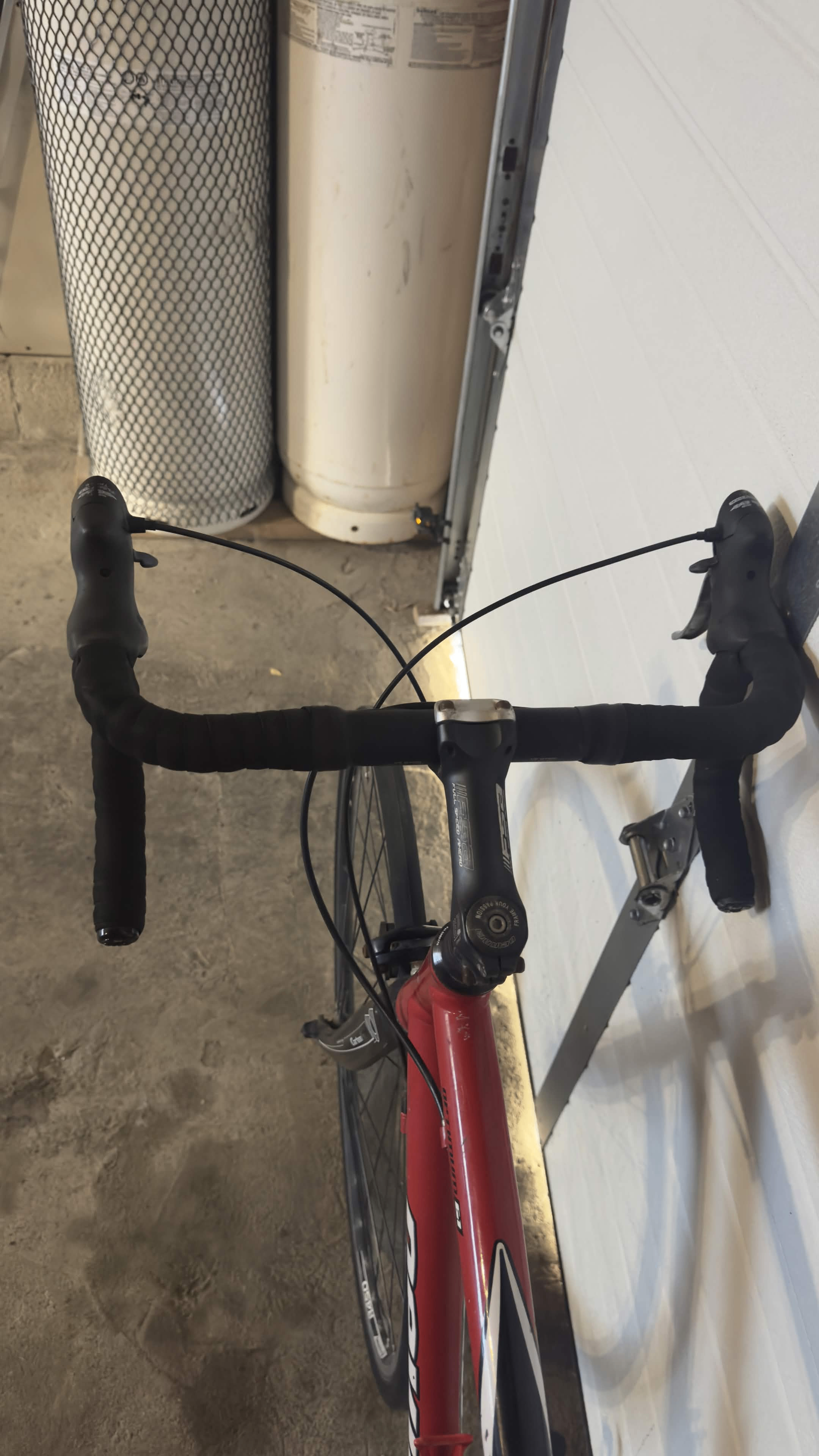 Devinci Chicane Road Bike - Used Like New + Helmet - photo 3